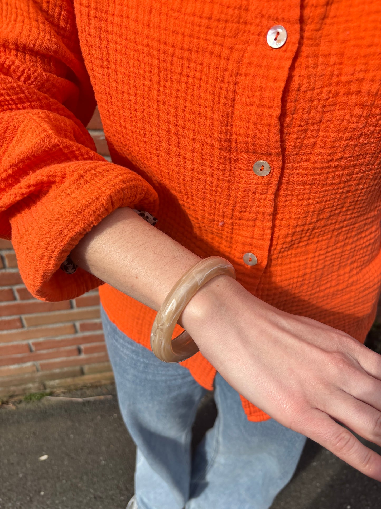 Manchette élégante en résine avec dégradé de beige, accessoire raffiné et intemporel
