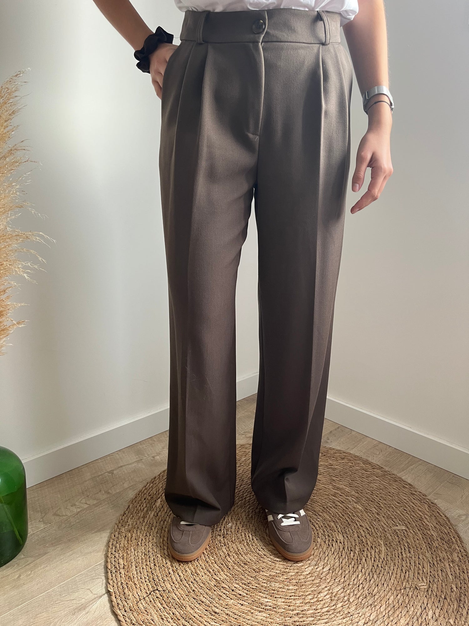 Pantalon droit de couleur marron, taille du 36 au 42 prendre sa taille habituelle
