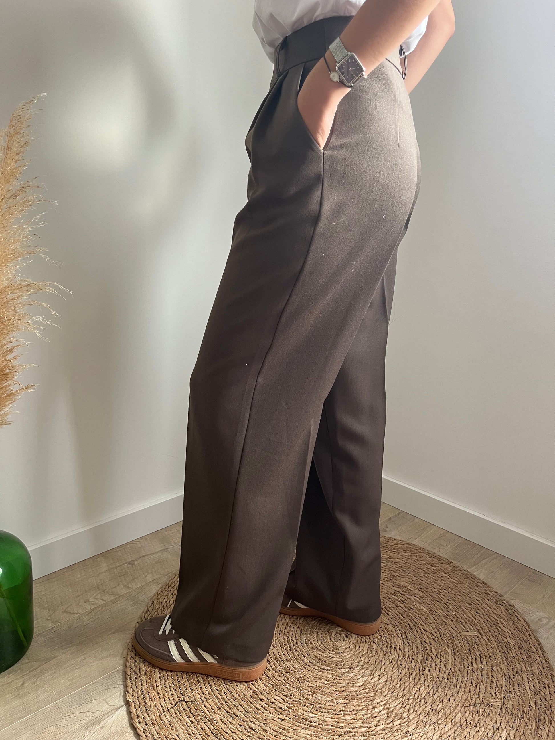 Pantalon, marron droit pour femme, taille parfaitement bien et épouse bien les formes du corps