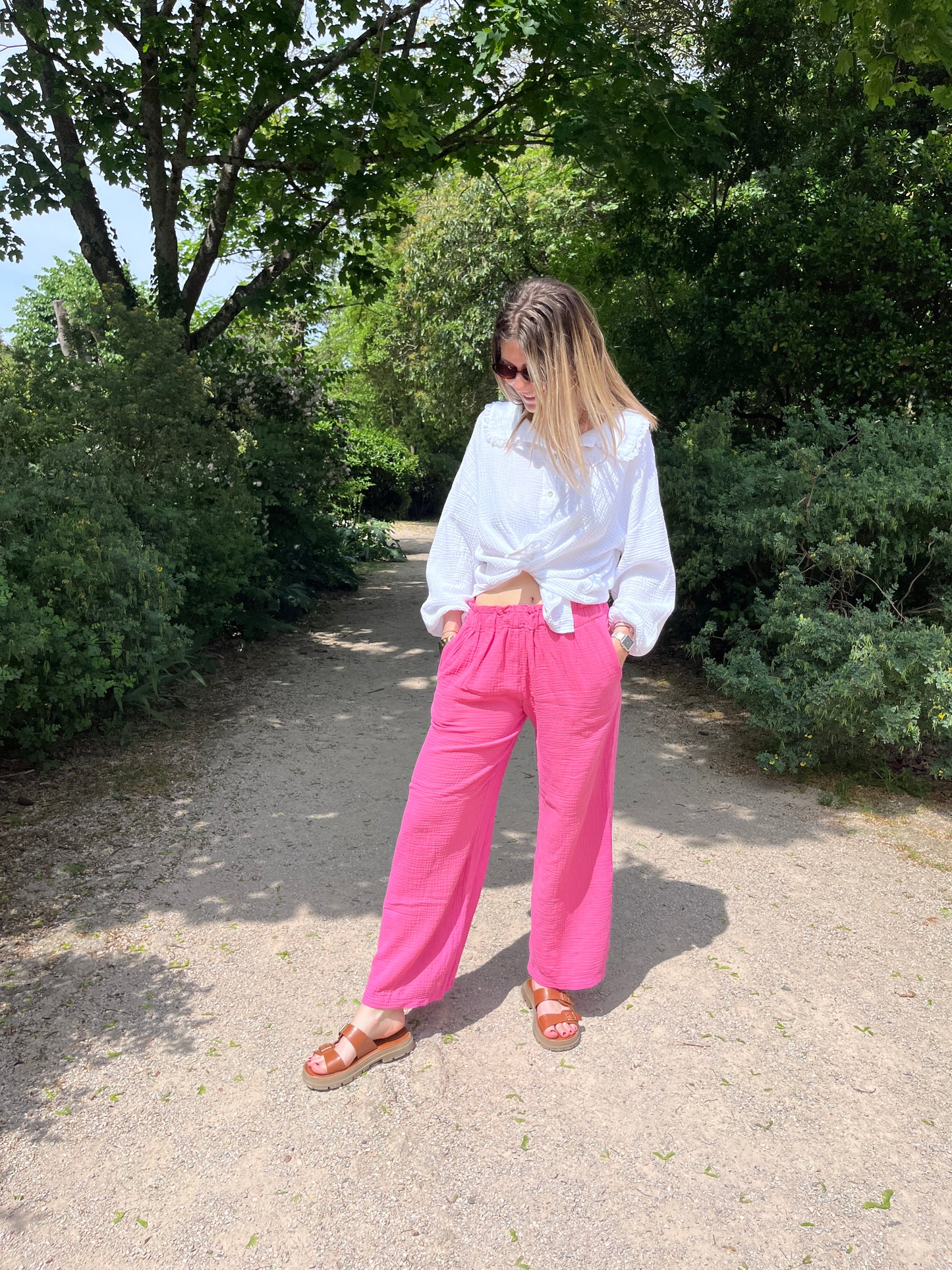 Pantalon pour femme en gaze de coton de couleur rose fushia taille élastique hyper tendance 