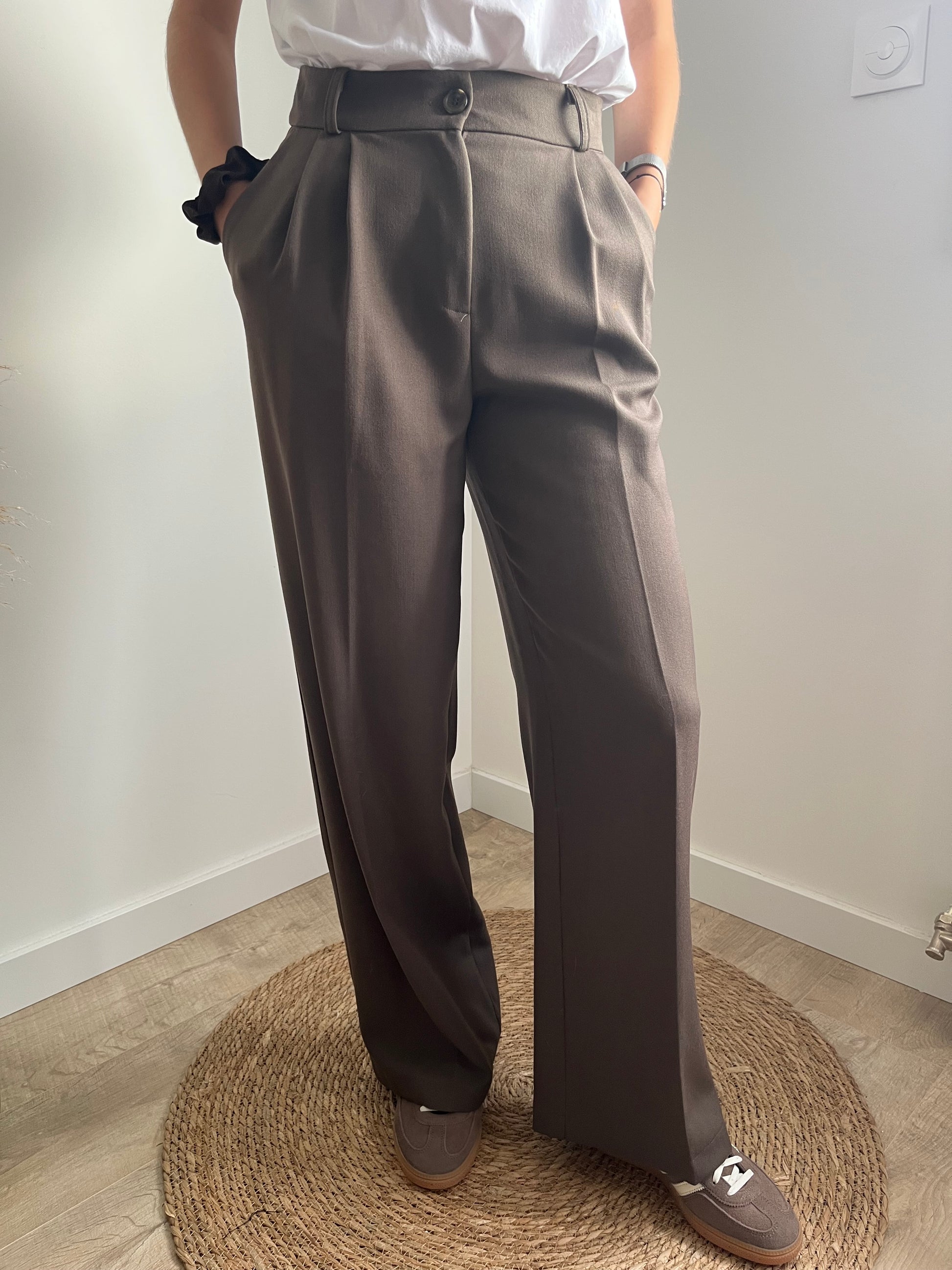 Pantalon pour femme, hyper agréable et hyper tendance très chic