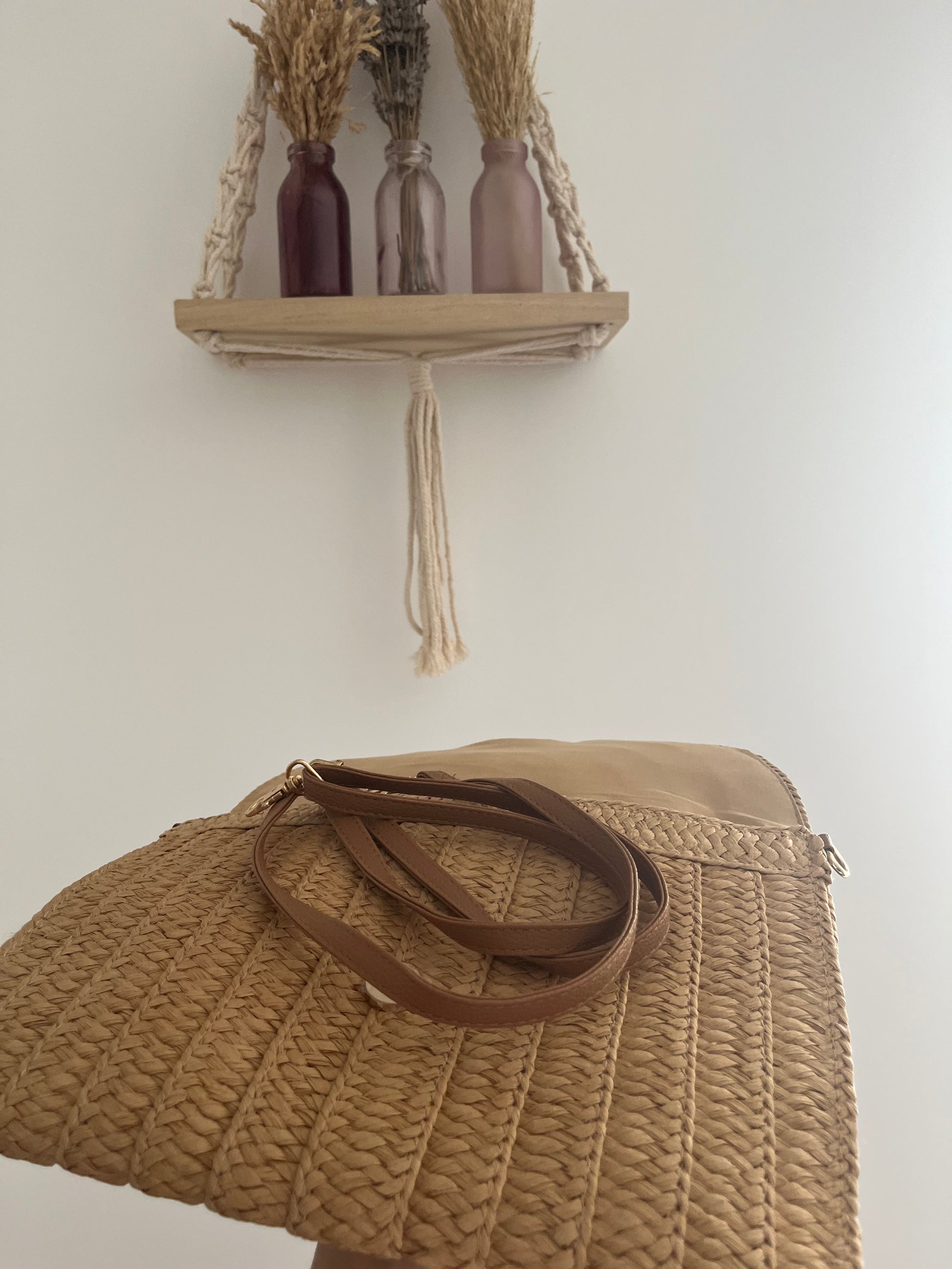 possibilité de rajouter une lanière pour faire un effet sac en plus de l’effet de la pochette 