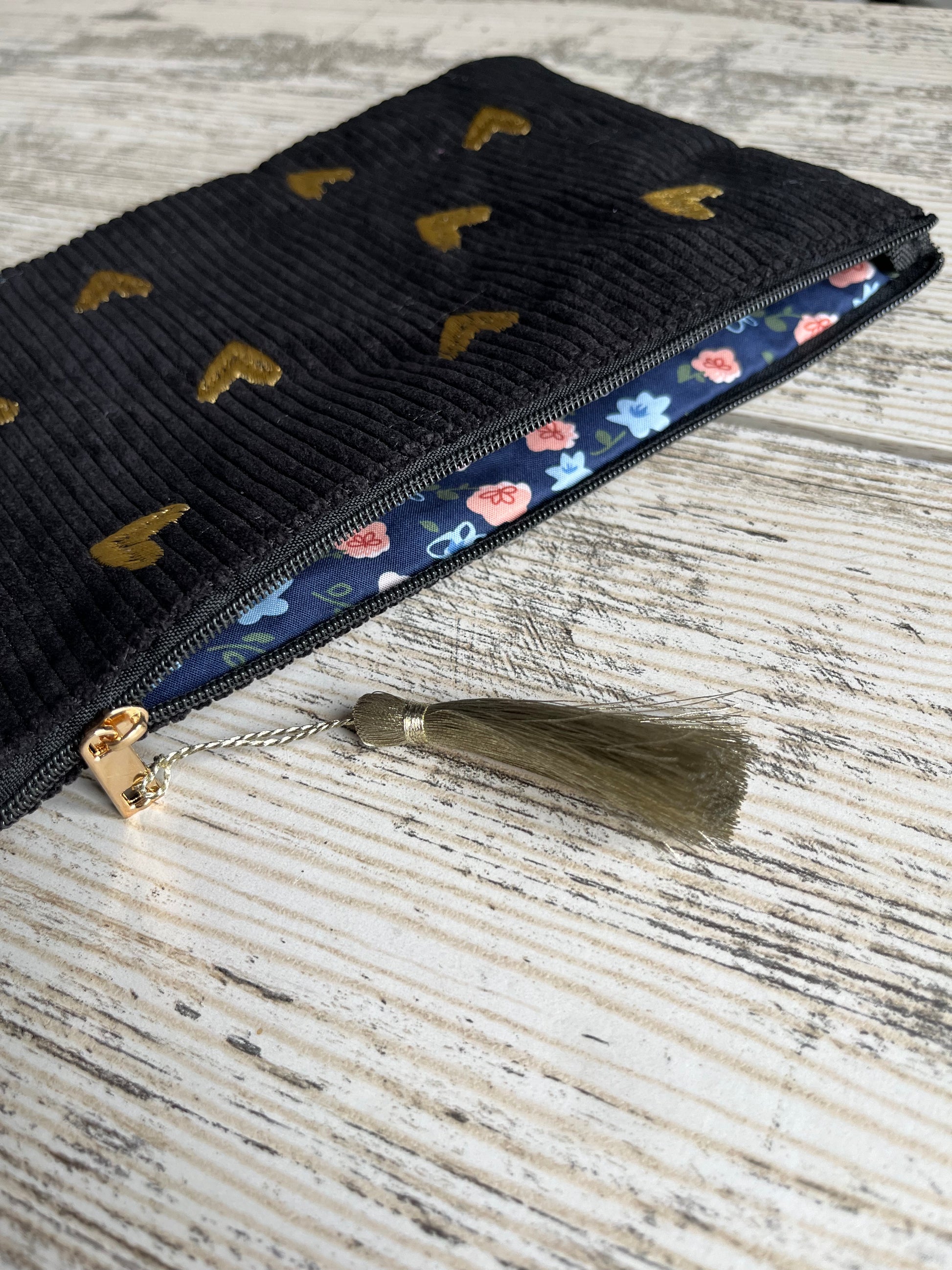 Cœur, brodé et pompon doré, motif fleuri à l’intérieur de la pochette