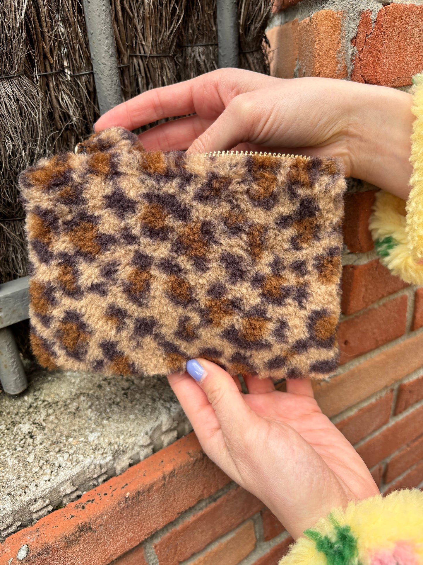 Pochette femme léopard très douce avec fermeture zippée, idéale comme porte-monnaie