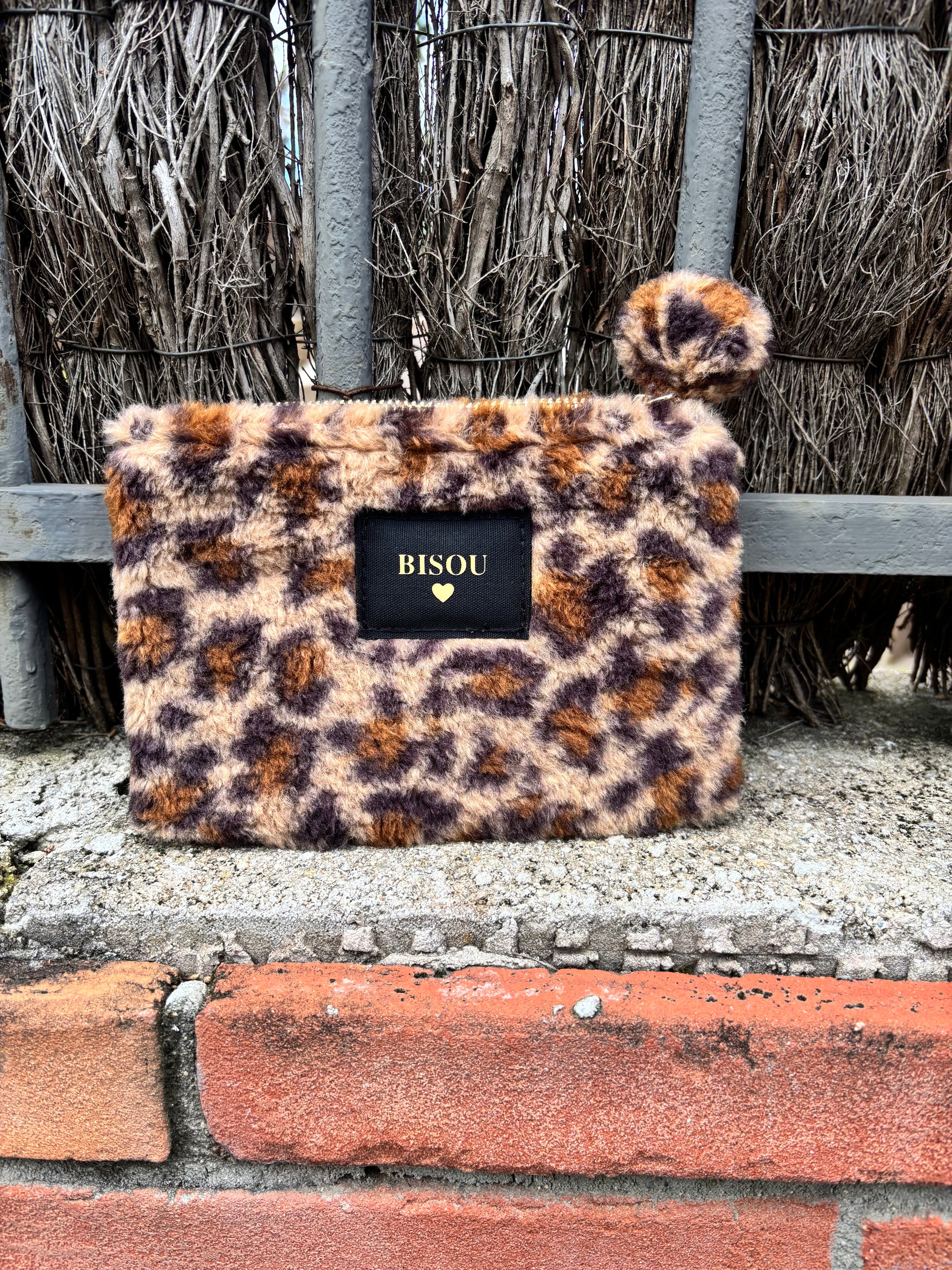 Pochette femme imprimé léopard en matière douce, utilisable comme porte-monnaie