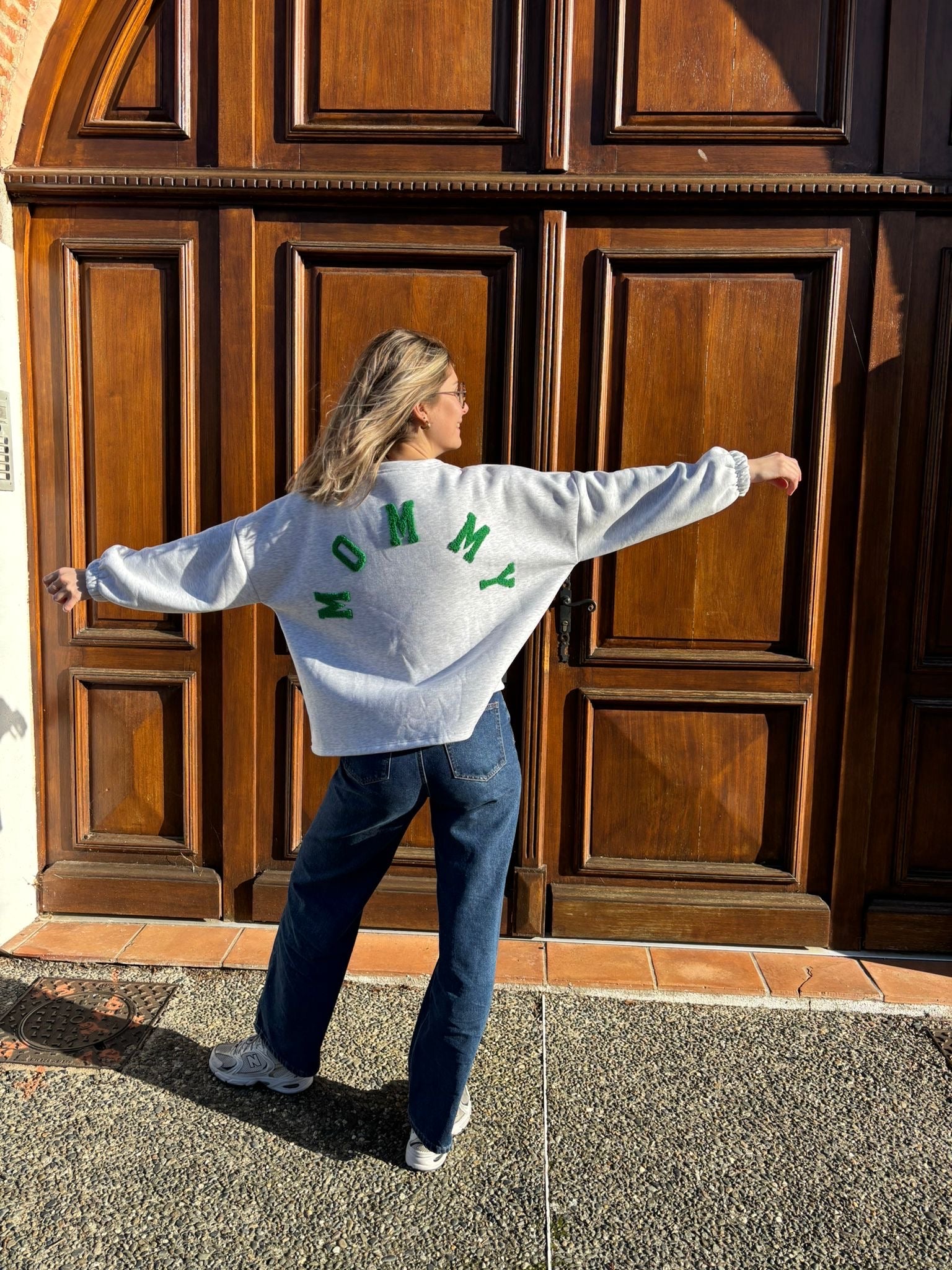 Pull tendance de couleur gris pour femme avec écriture mommy en vert dans le dos 