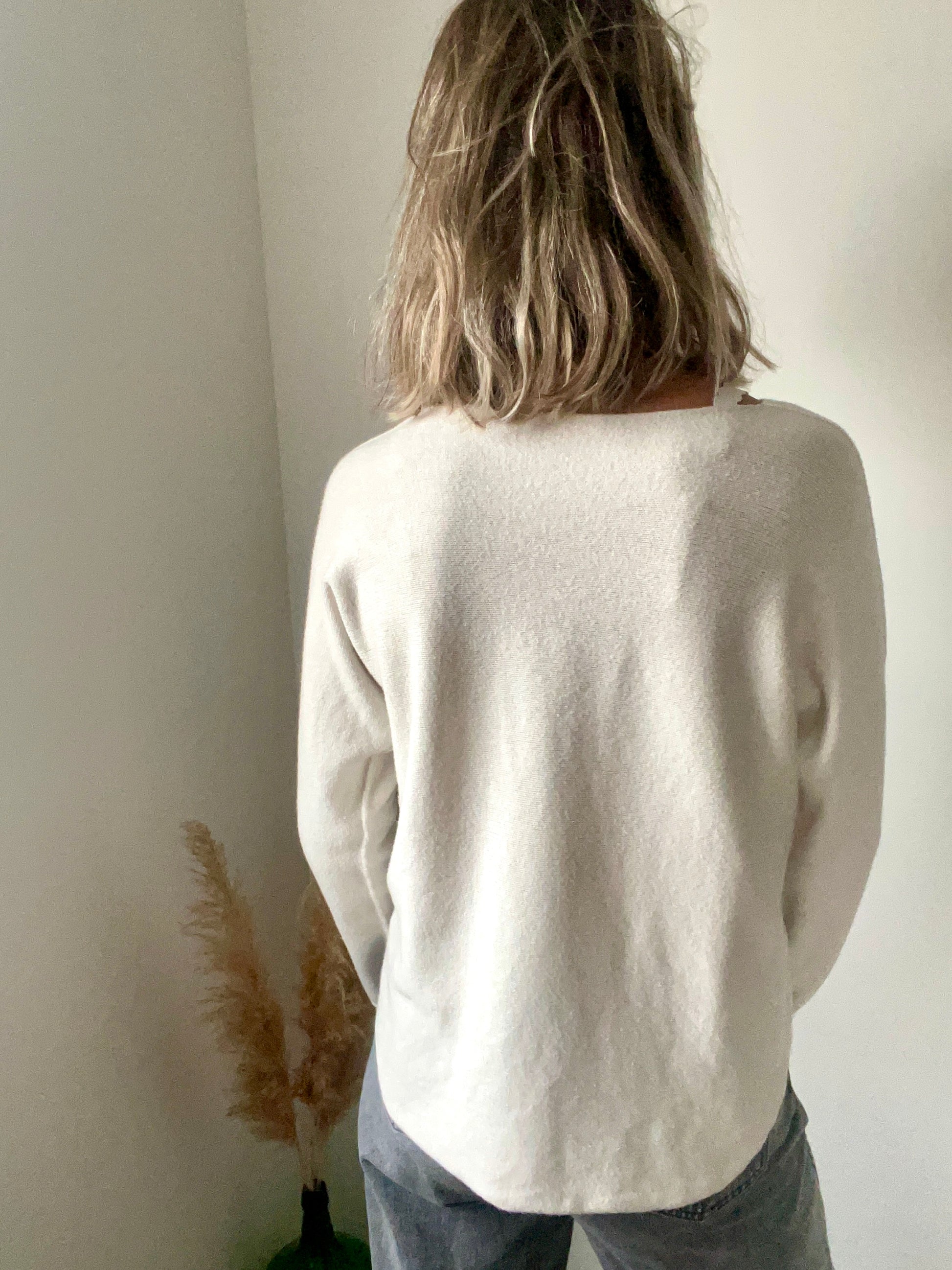 Pull beige fin pour femme col V 