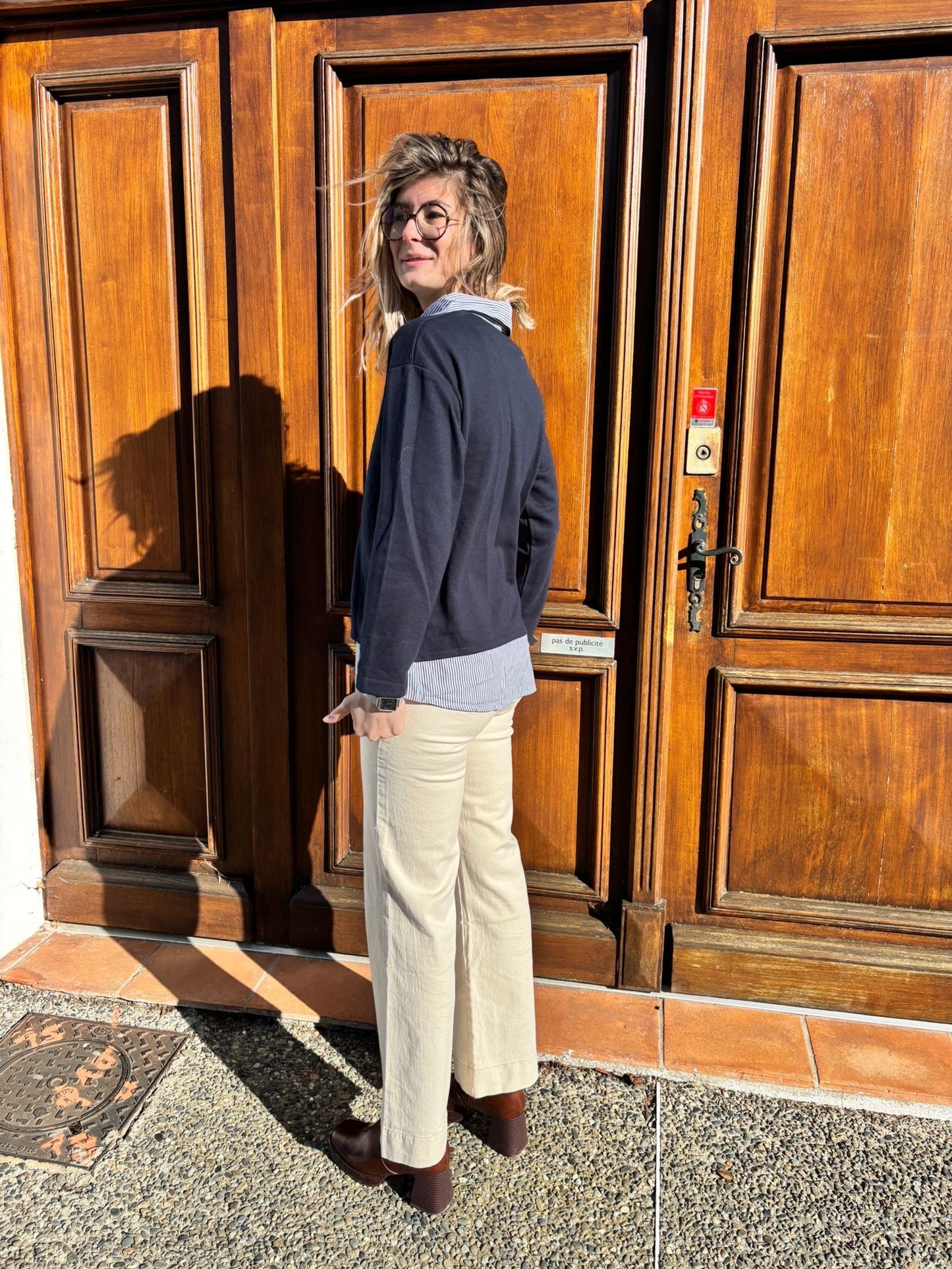 Pull col V de couleur bleu marine pour femme taille SM et ML très agréable à porter 