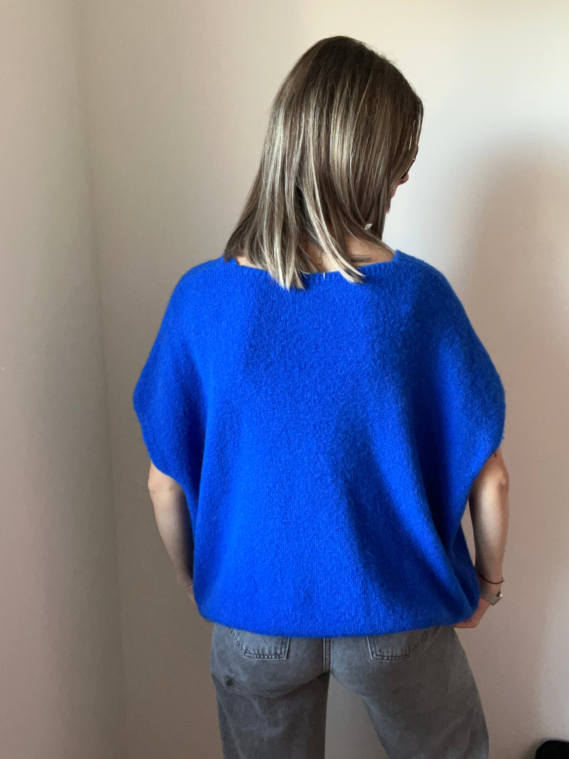 Pull pour femmes, manches courtes en laine très doux et agréable à porter. Style un peu oversize col V 