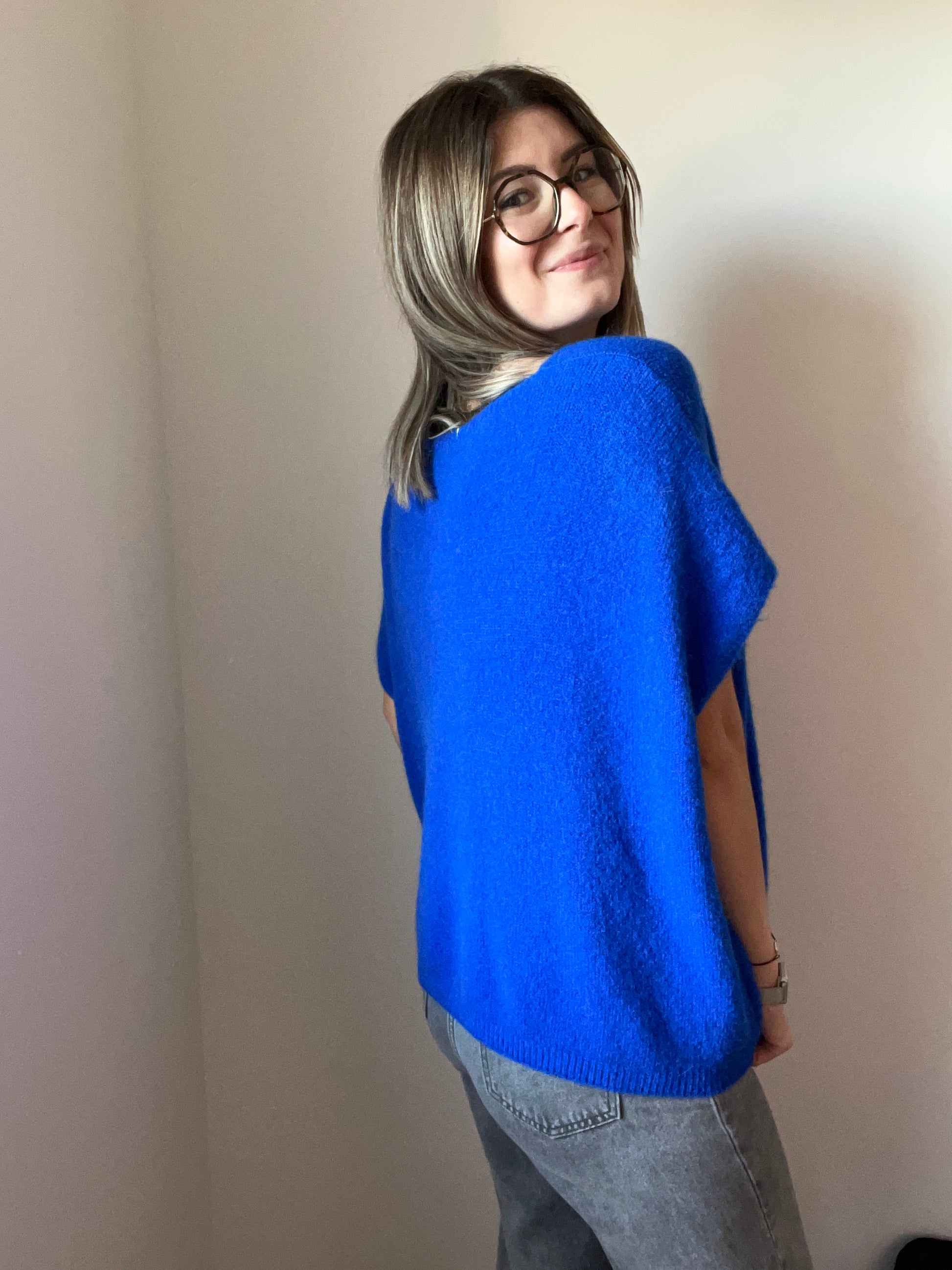 Pull pour femme, très tendance à manches courtes de couleur bleue, un peu over size à mettre seul ou sur une chemise