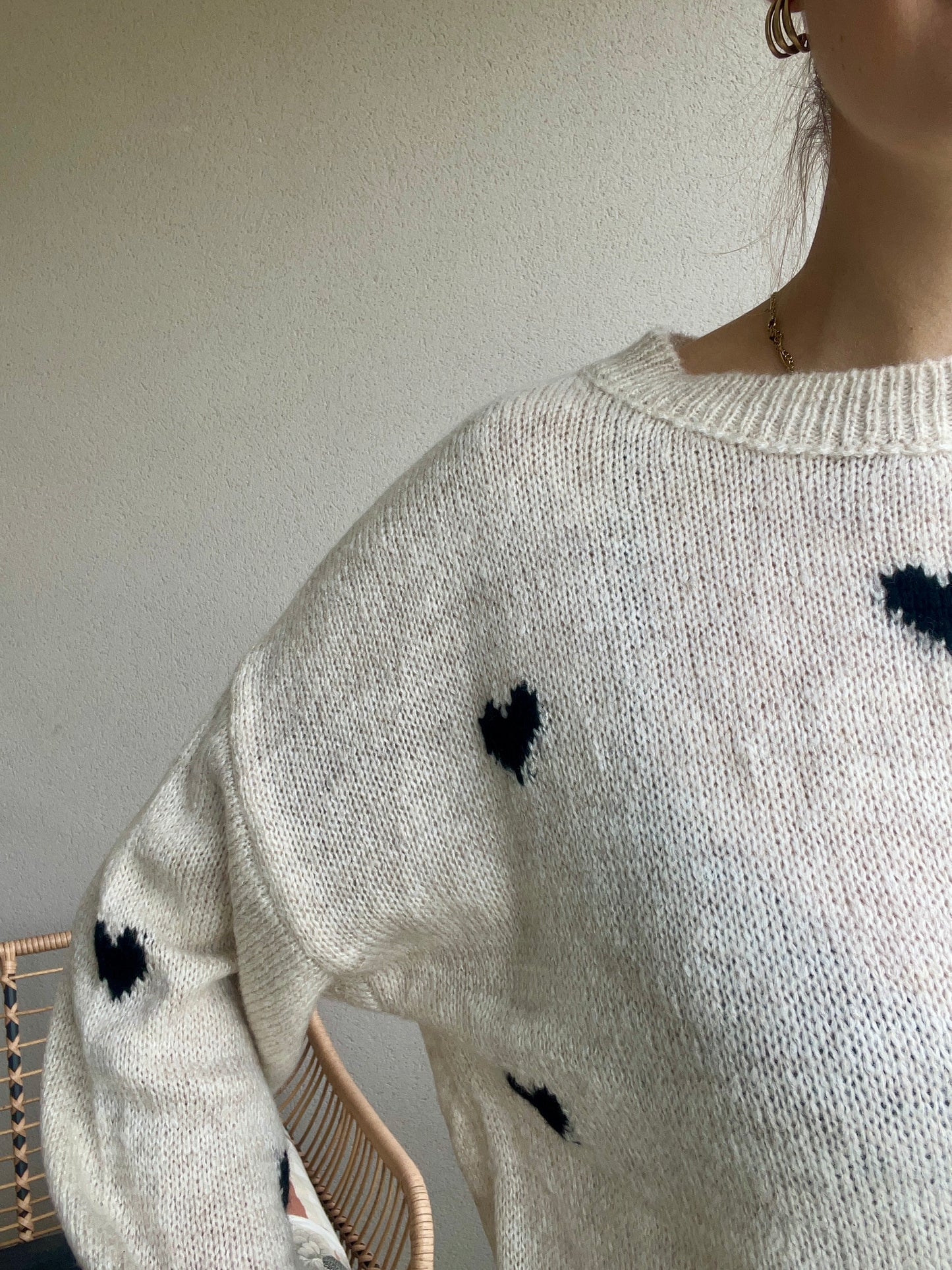 Pull cœur très doux et fin avec des motifs cœur noir sur le pull beige