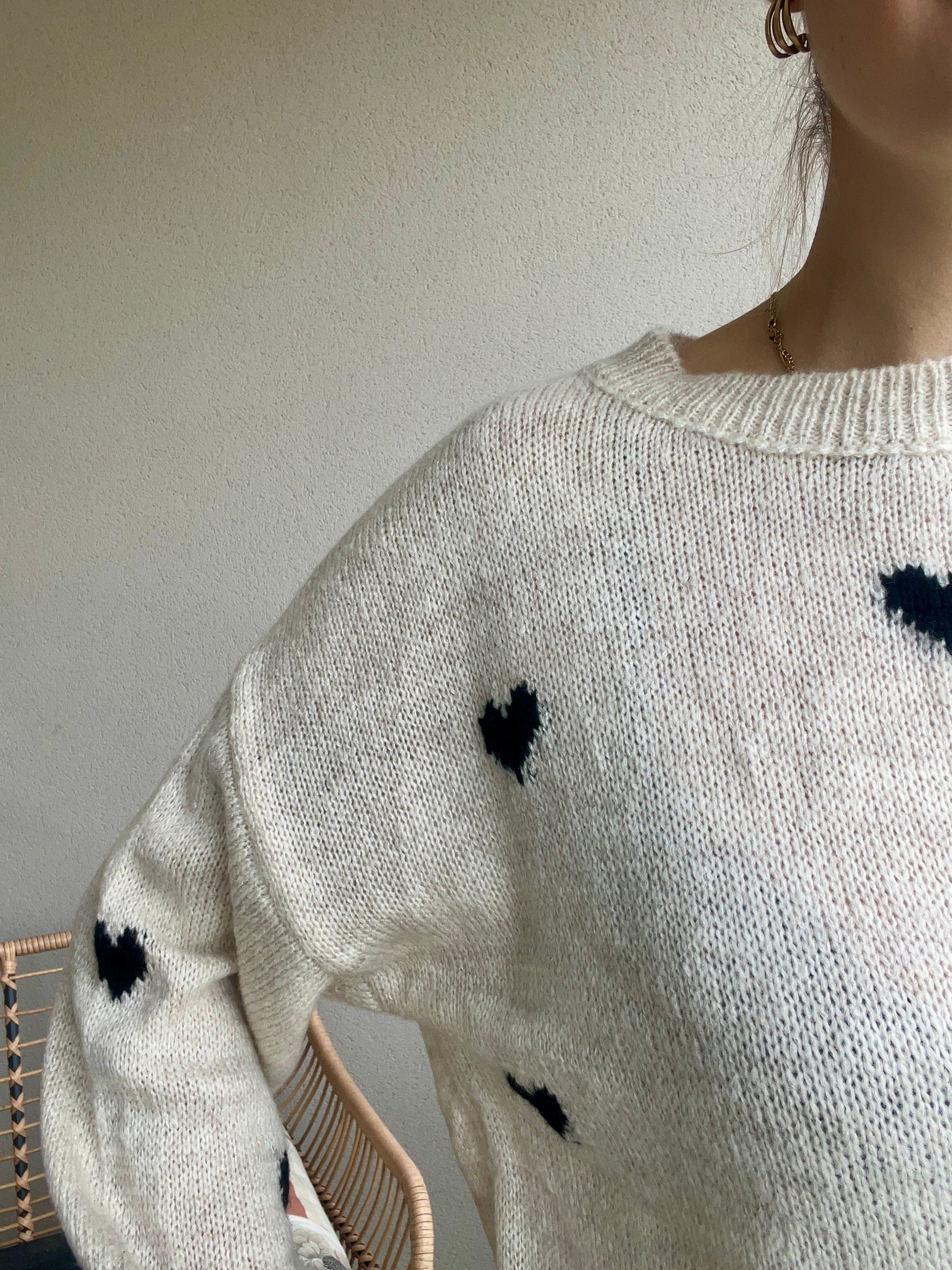  Pull cœur très doux et fin avec des motifs cœur noir sur le pull beige