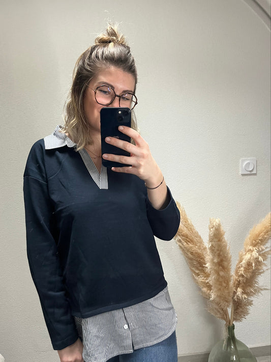  Pull fin avec chemise, accrochée, couleur bleue foncée