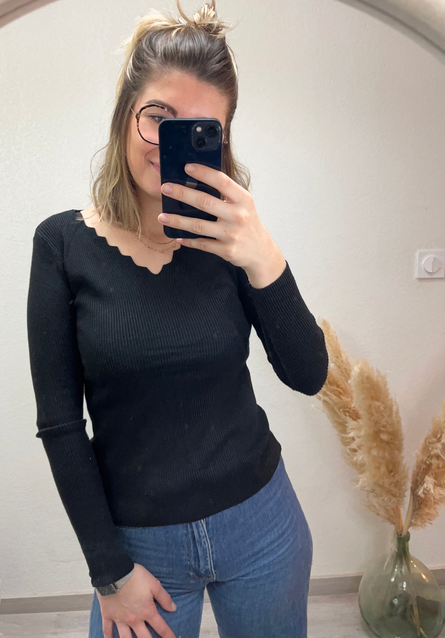 Pull fin noir effett chic et décontracté