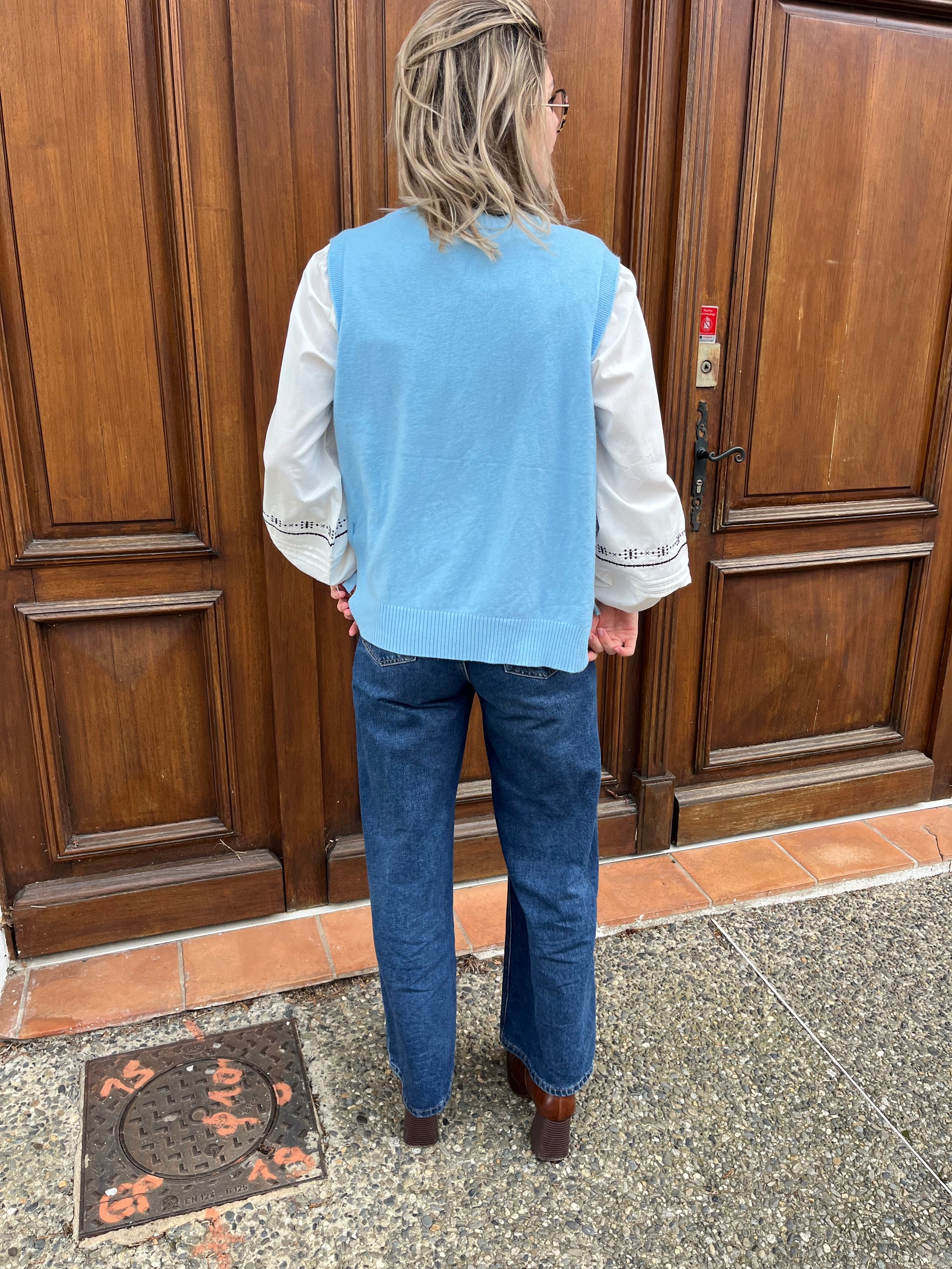 Pull de couleur bleu ciel pour femmes sans manches coupe un peu over size très tendance