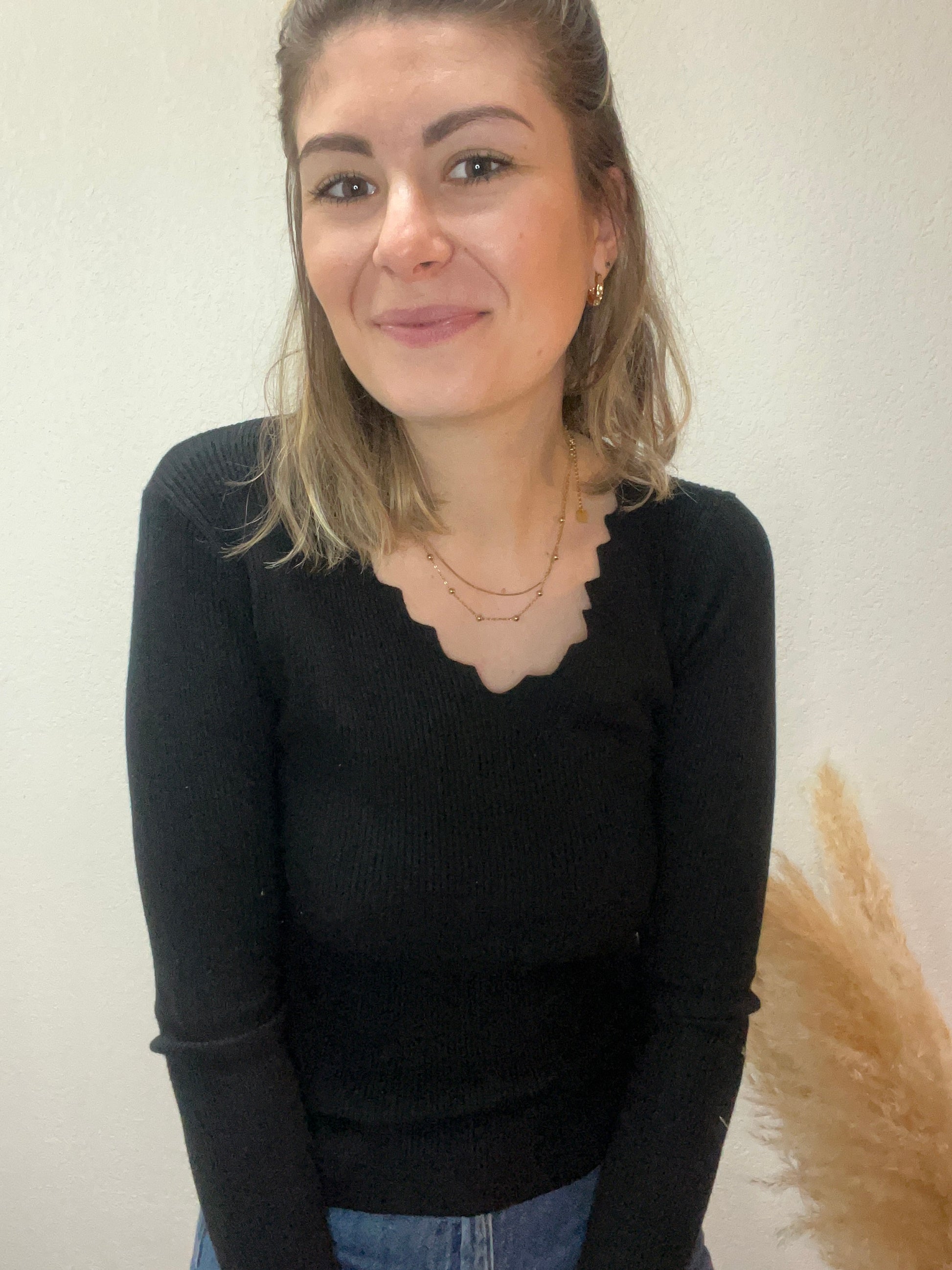 Pull fin noir, proche de la peau pour toute tenue
