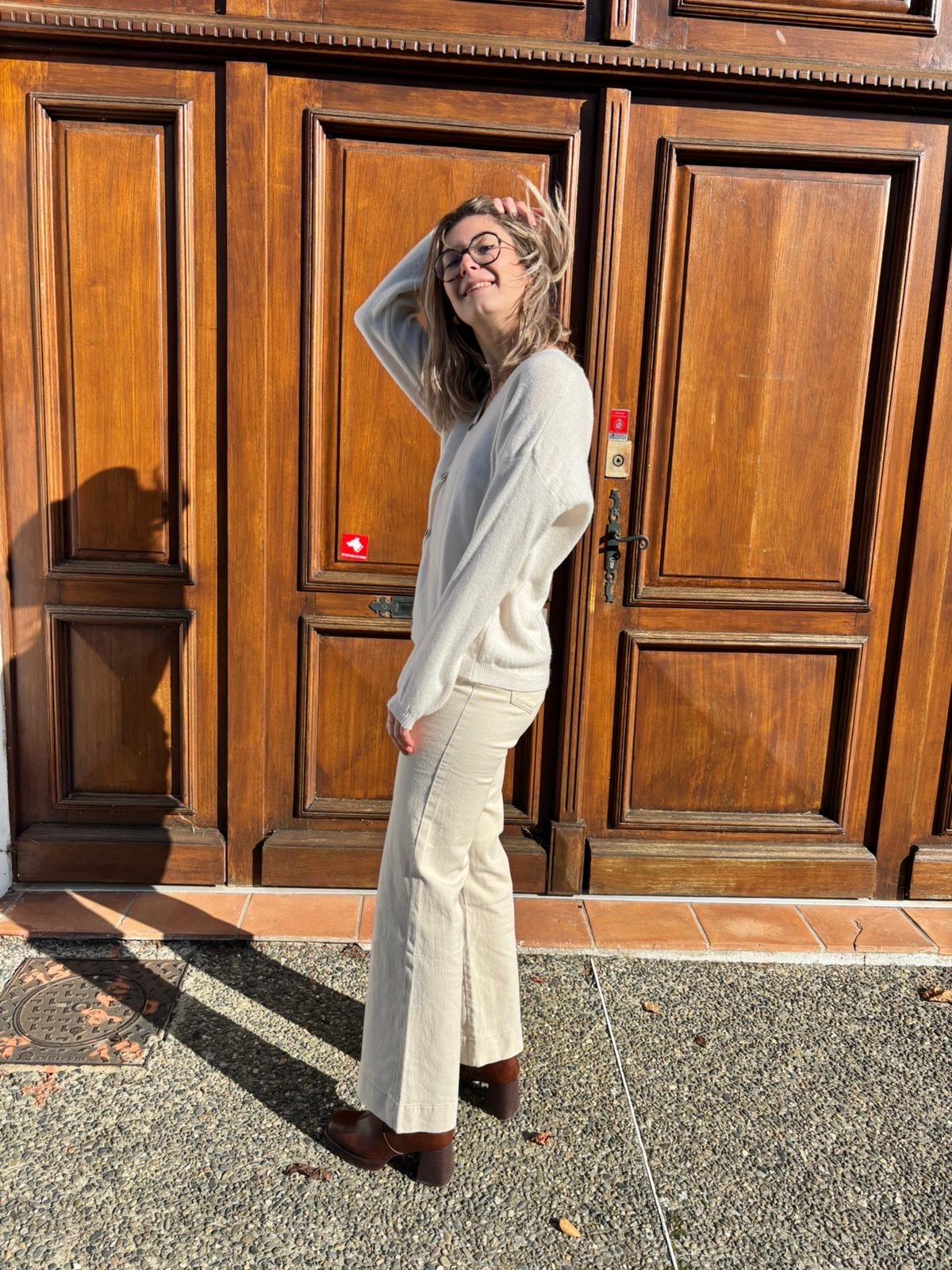 Pull pour femme col V avec bouton sur le devant 