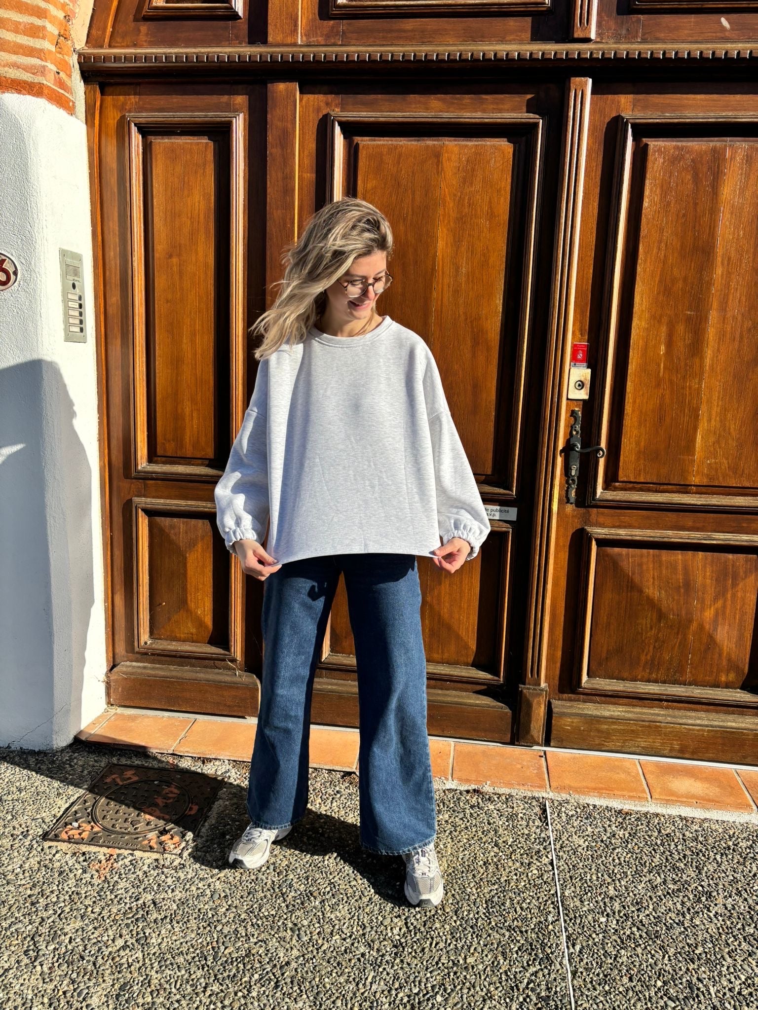 Pull hyper tendance pour femmes, coupe over size pull chaud de couleur gris, clair avec motif vert dans le dos