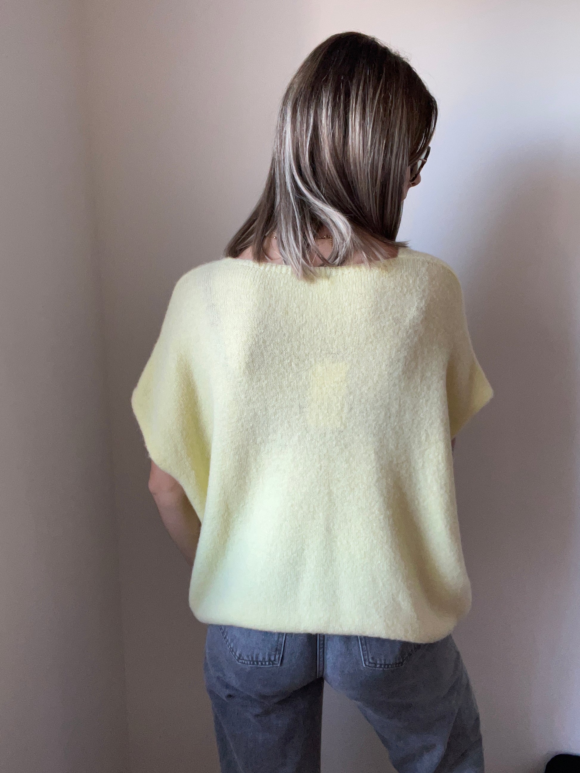 Pull pour femme manches courtes qui peut se porter sur une chemise ou seule pour différents styles