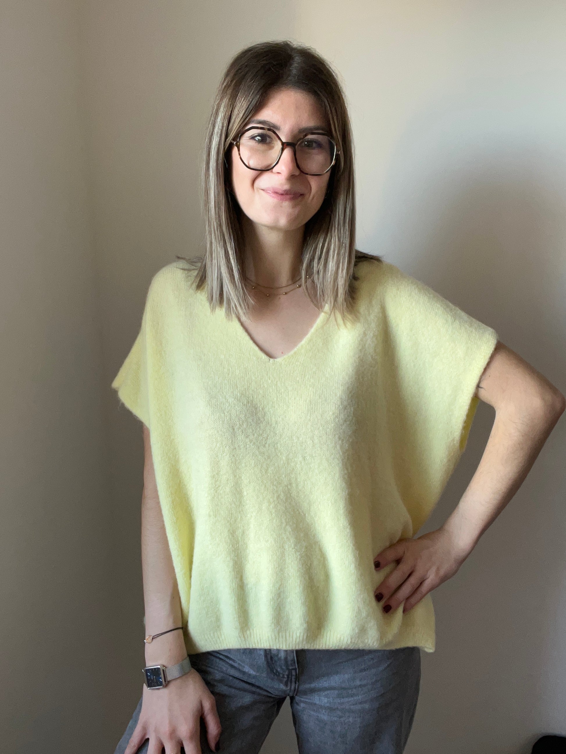 Pull pour femme de couleur jaune poussin en manches courtes avec un col en V