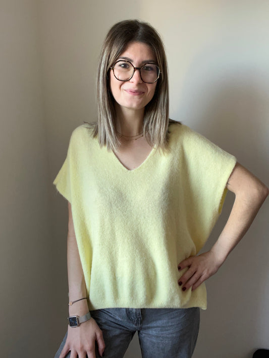 Pull pour femme de couleur jaune poussin en manches courtes avec un col en V