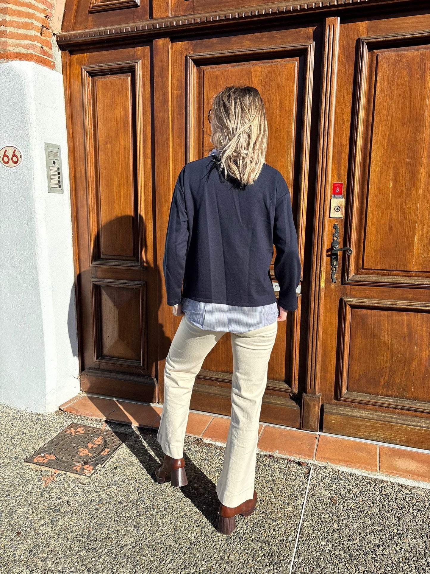 Pull pour femme très tendance de couleur bleu marine avec sous chemise 