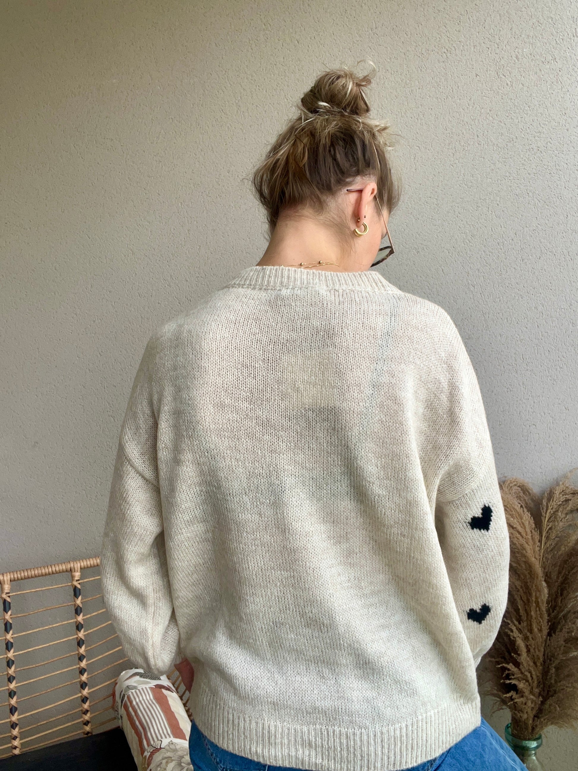 Pull beige avec colle, rond et manche, légèrement bouffante