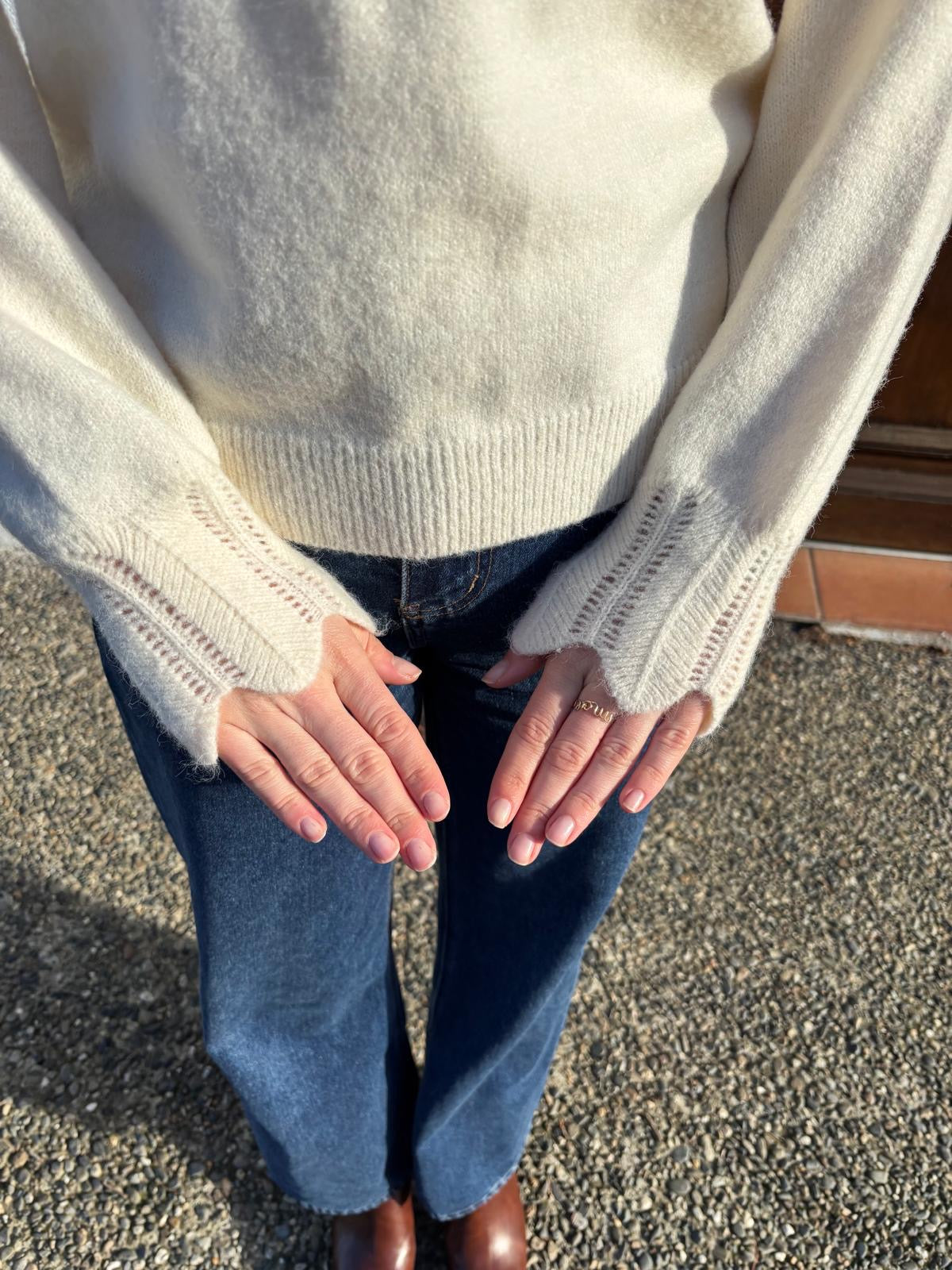 Pull pour femme de couleur écrue avec colle et manches raffiné très élégante