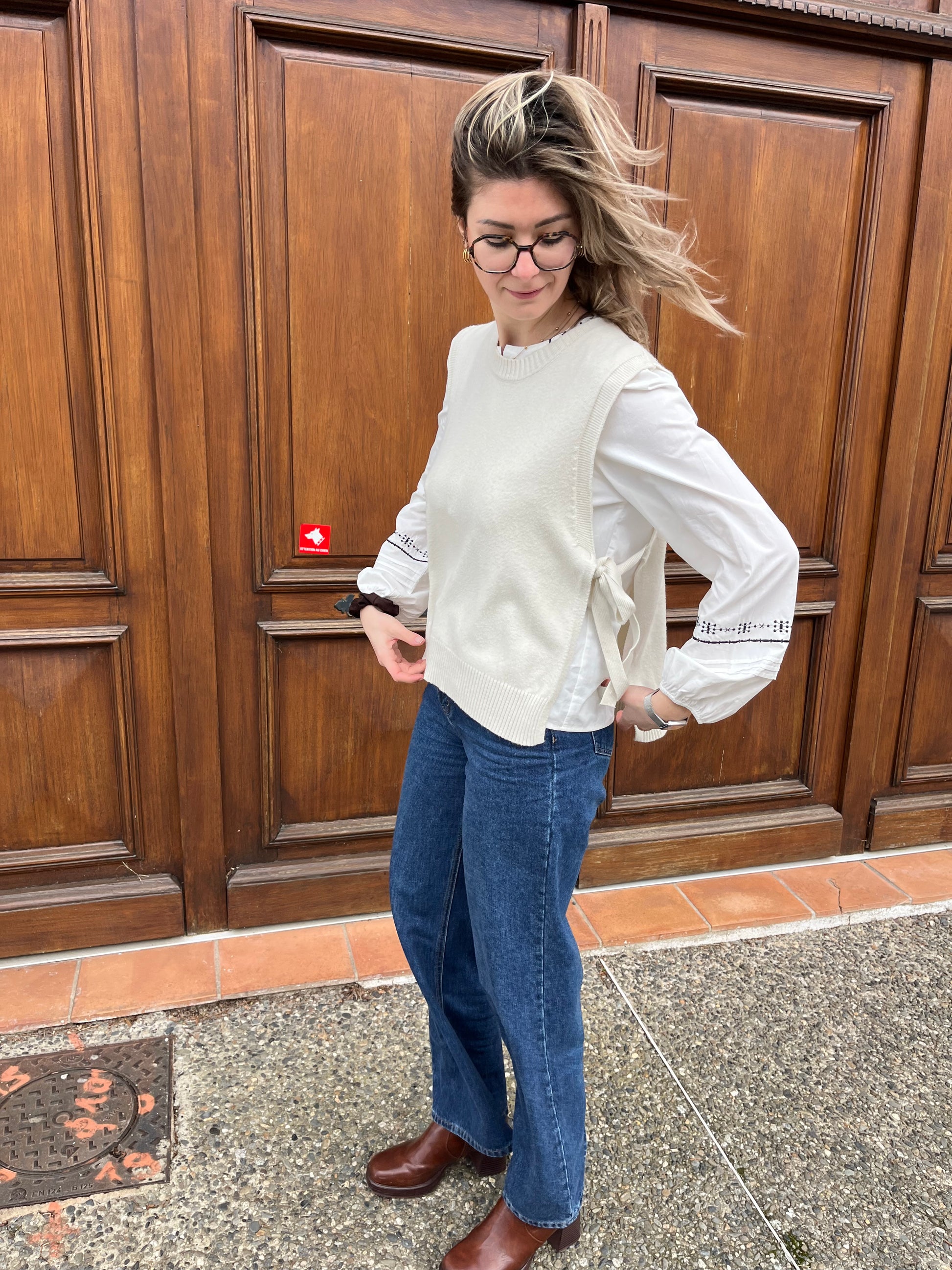 Pull pour femme de couleur écrue réglable sur le côté