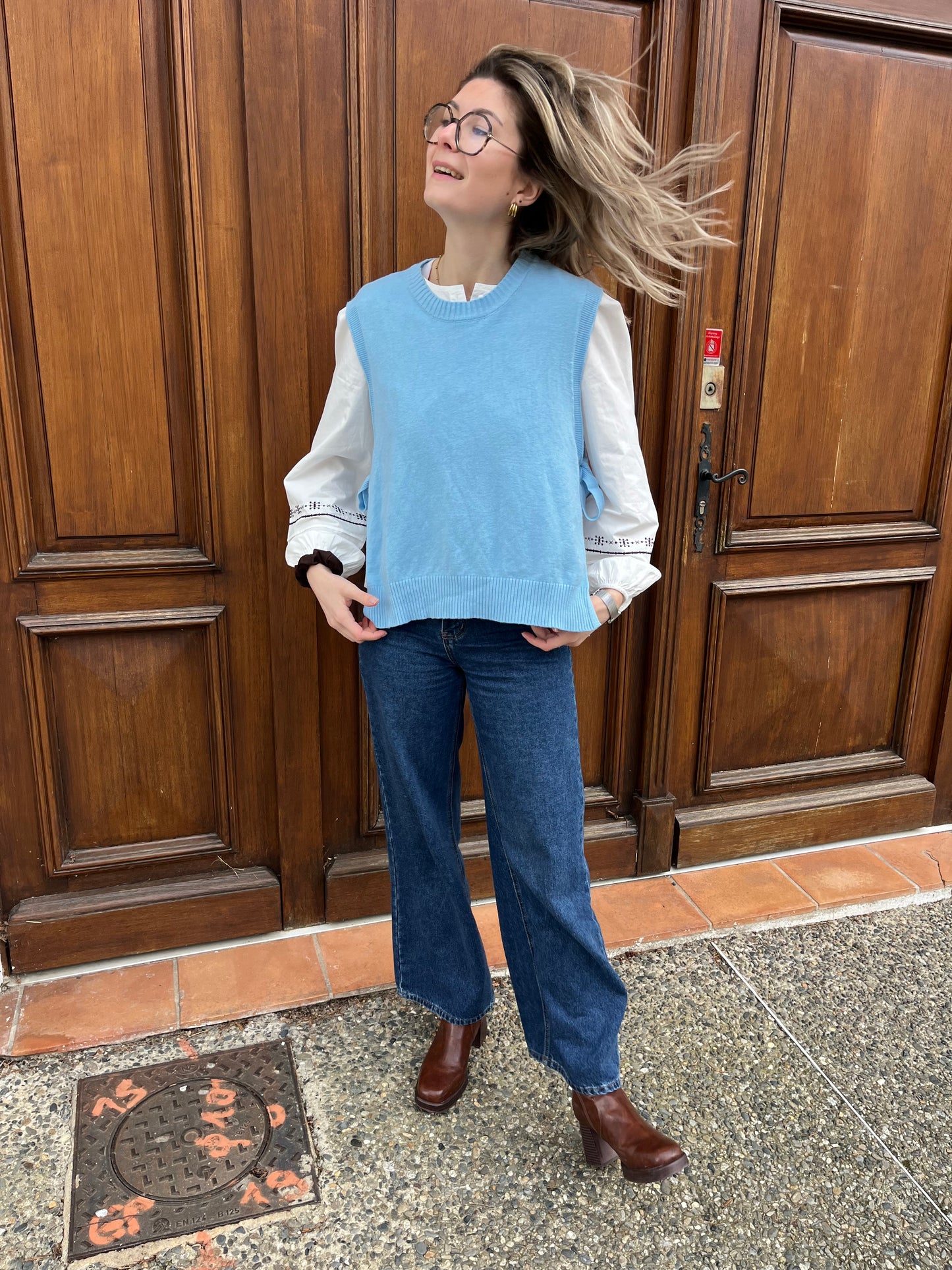 Pull sans manches de couleur bleu ciel pour femmes avec col rond 
