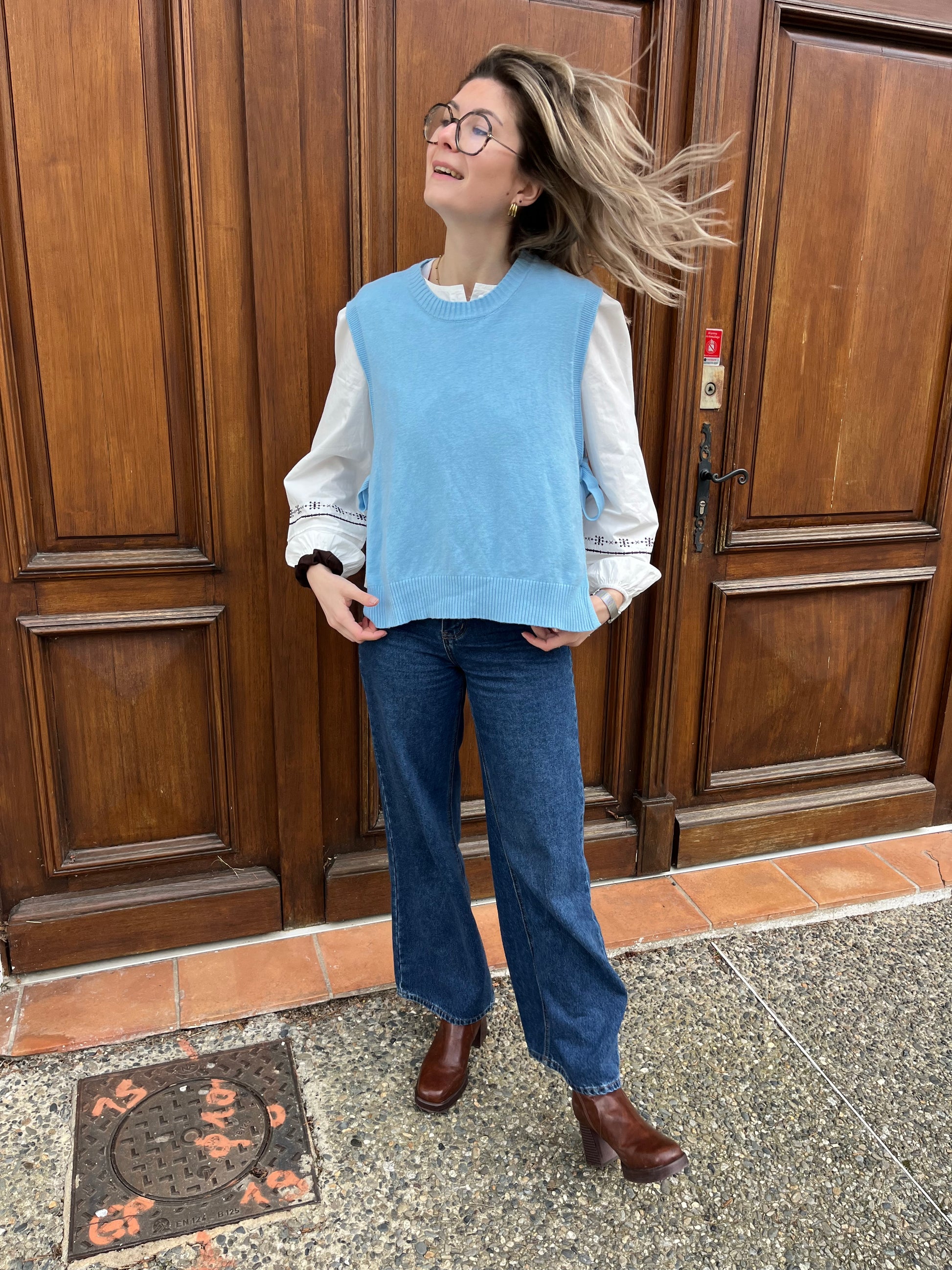 Pull sans manches de couleur bleu ciel pour femmes avec col rond 
