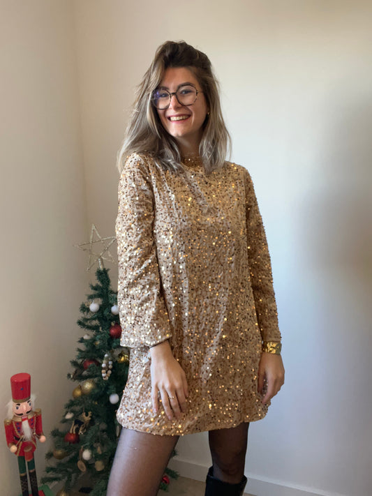 Robe Jeanne de couleur beige avec sequins beige et noeud noir dans le dos 