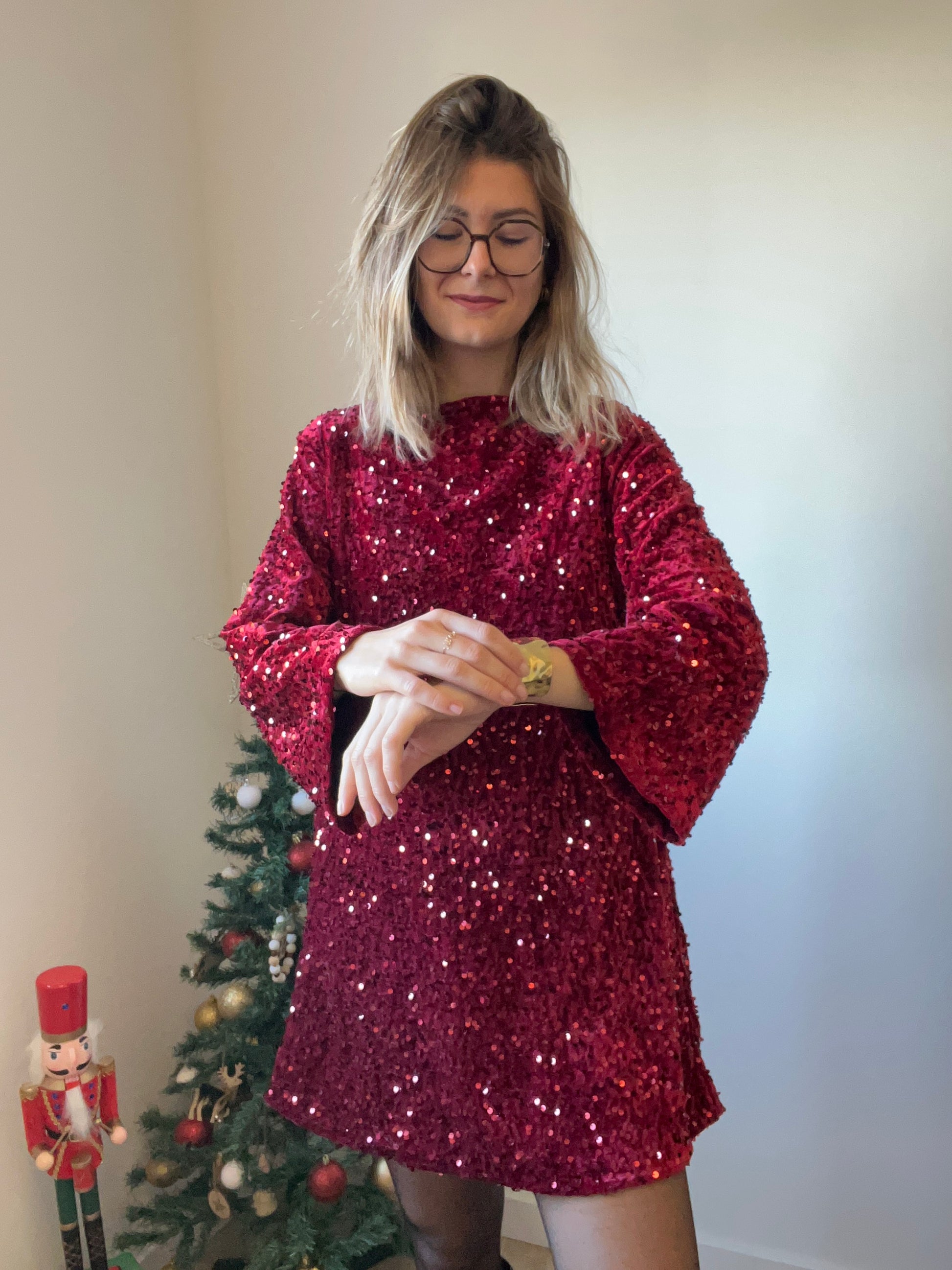 Robe à sequin de couleur bordeaux avec nœud noir dans le dos à nouer 