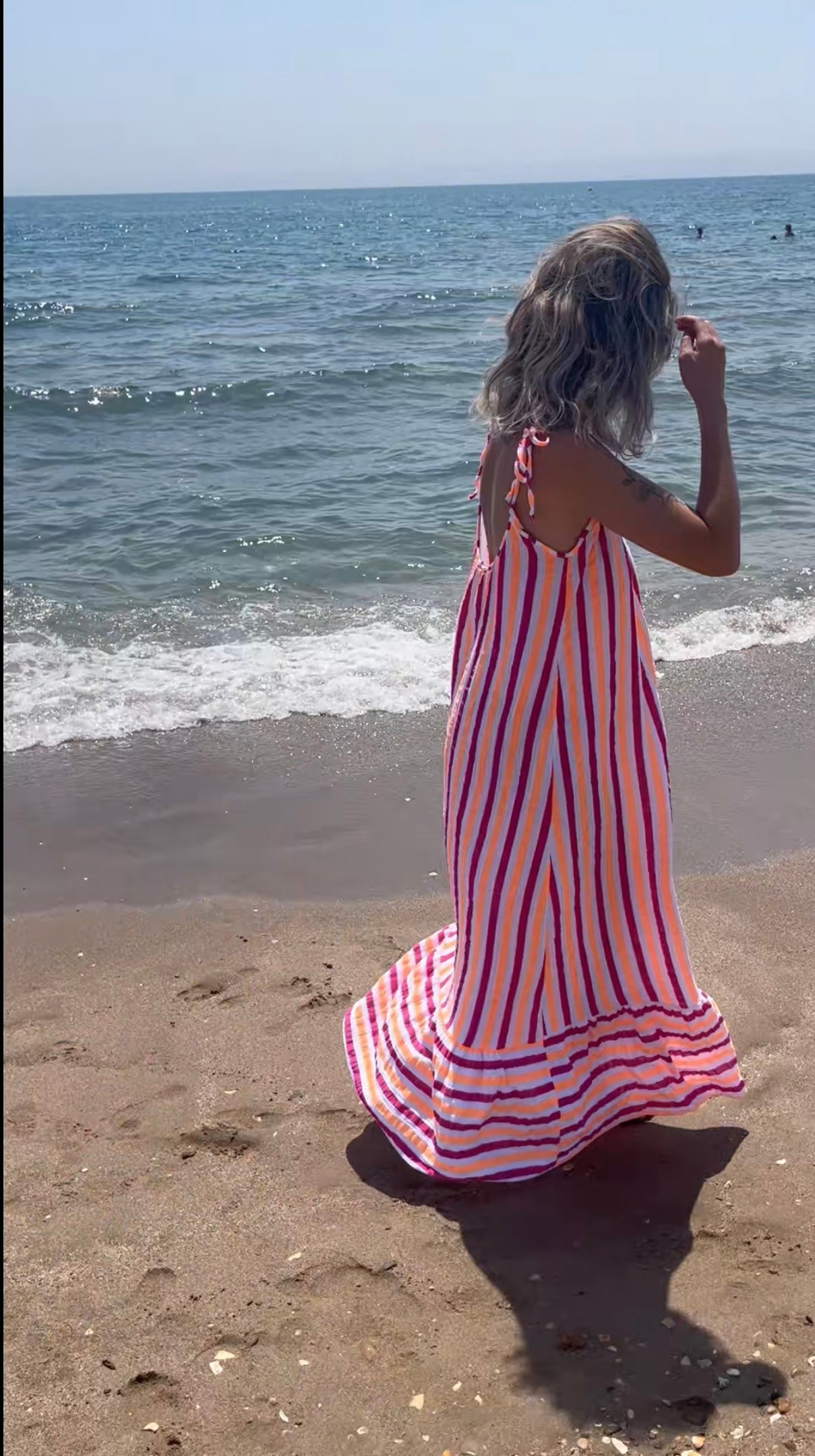 Robe longue bretelle réglable avec bandes de couleurs orange et fushia 