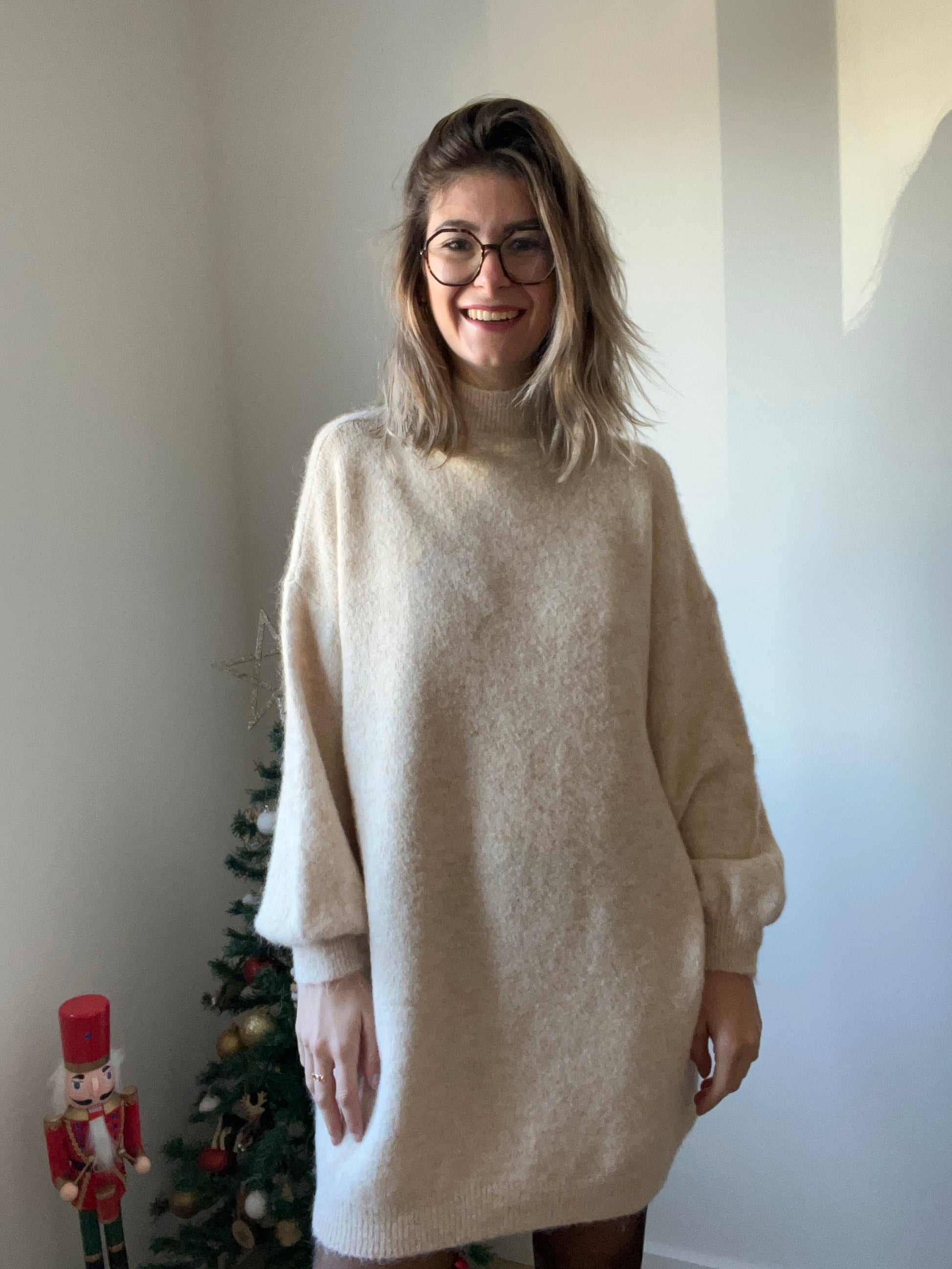 Robe pull de couleur écru peut se porter avec des bottes ou des baskets idéal pour tout look