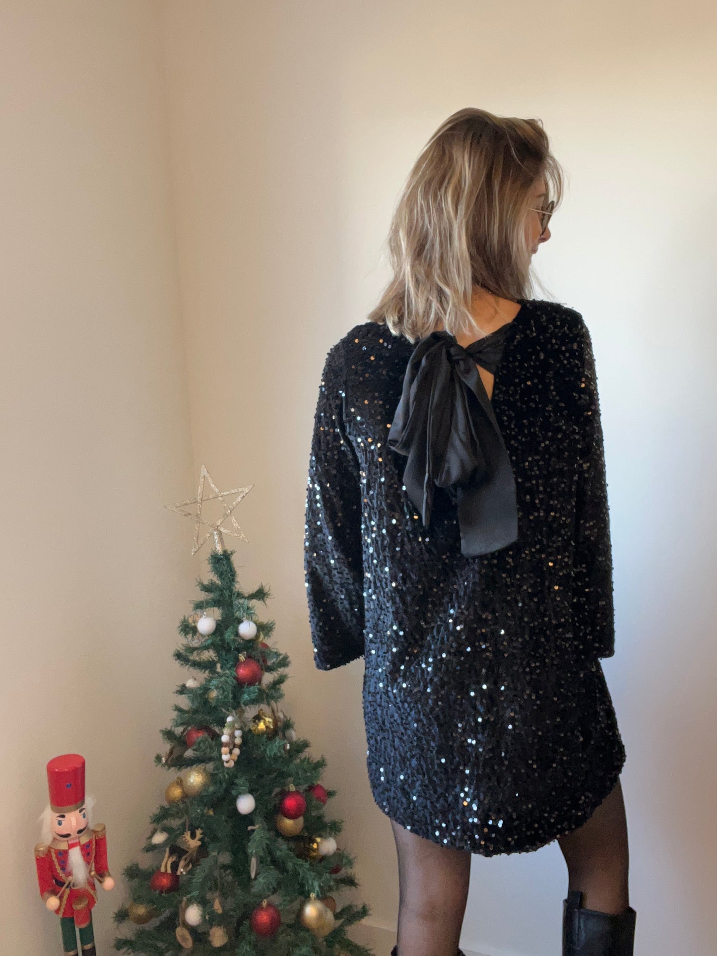 Robe noire à sequins avec nœud de couleur noire à nouer dans le dos