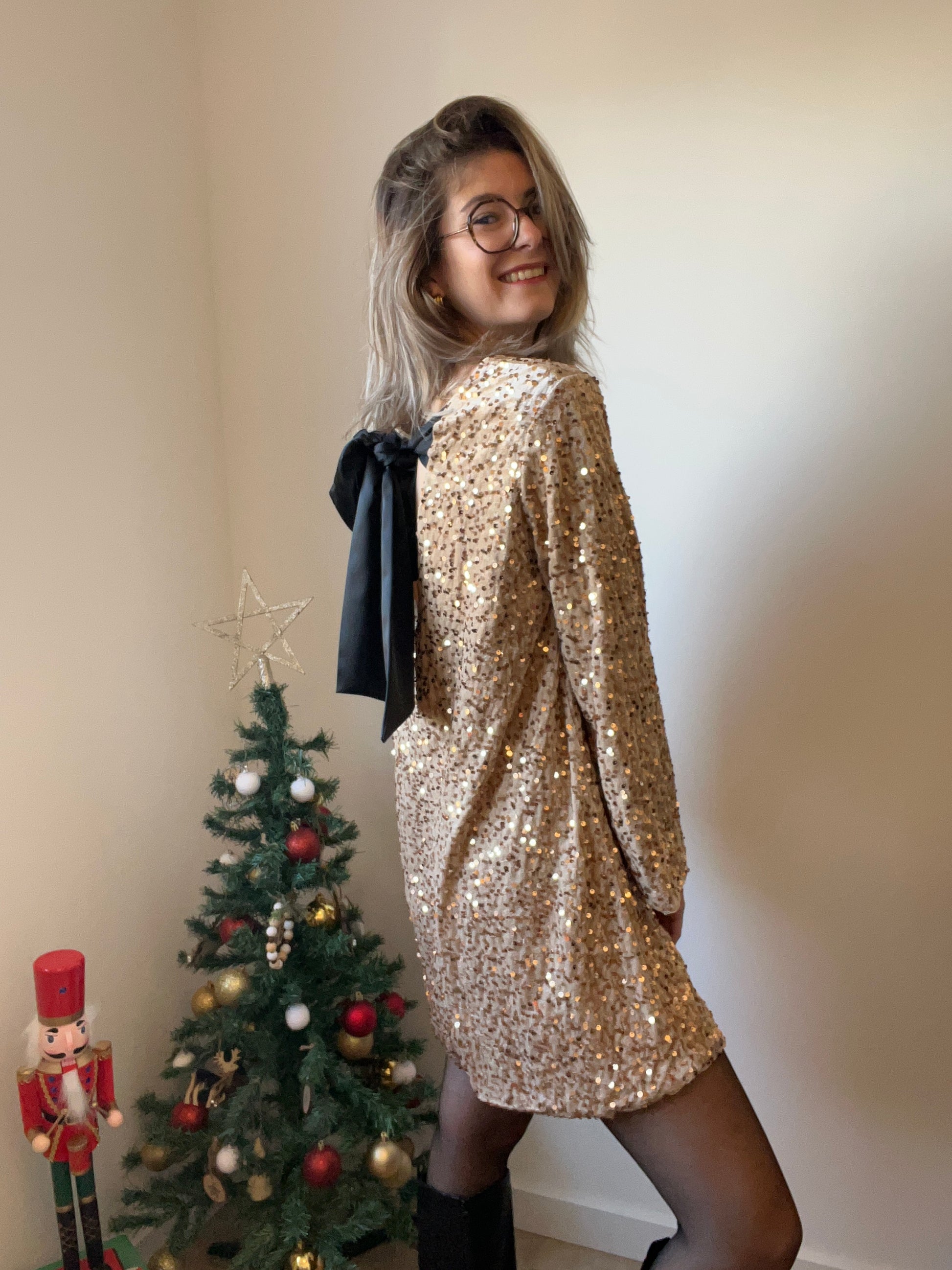 Robe Jeanne à sequins beige  avec noeud réglable dans le dos 