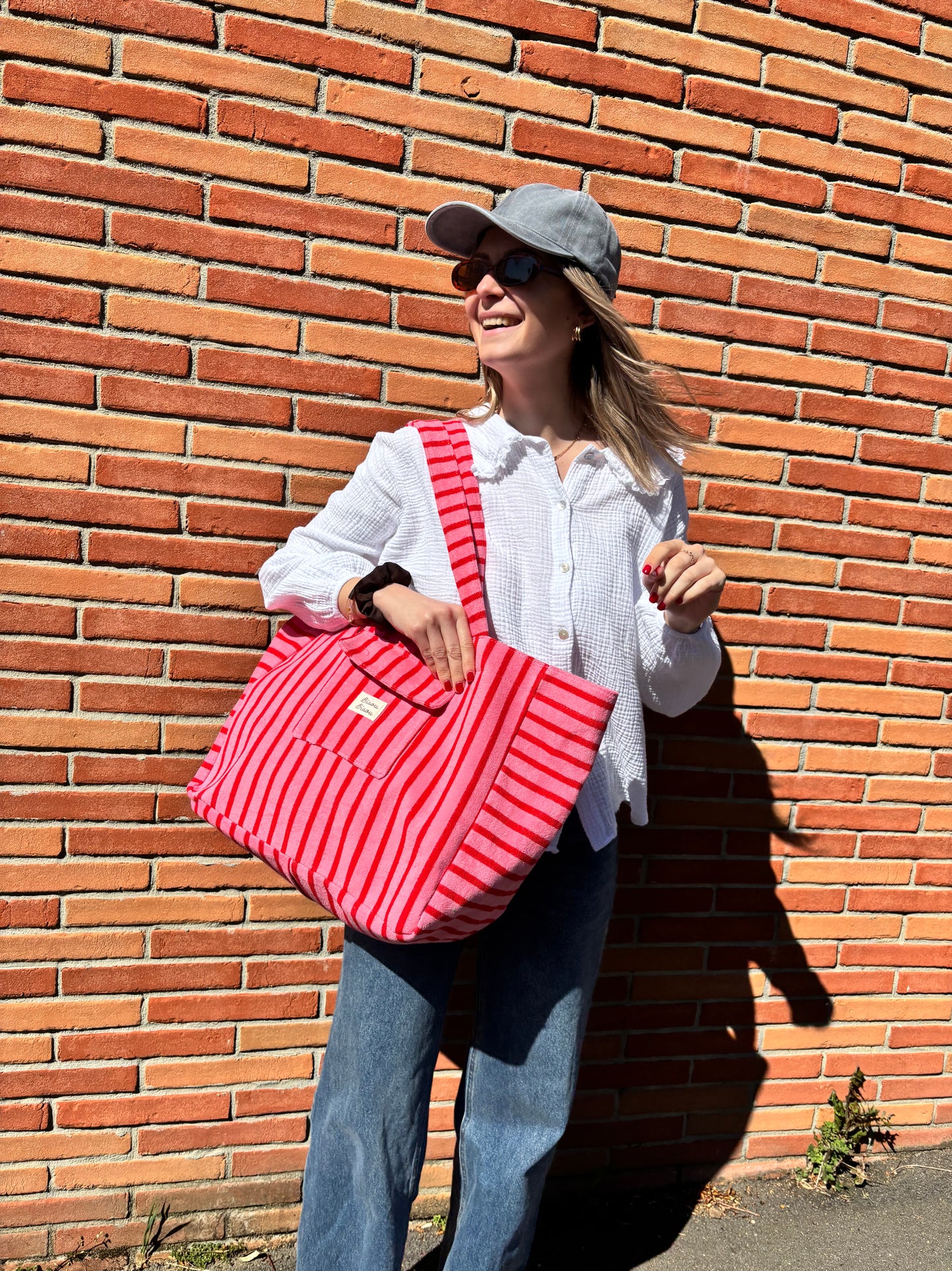 Sac en coton pour femme à rayures rose et rouge, grand et pratique, accessoire tendance pour un look estival chic.
