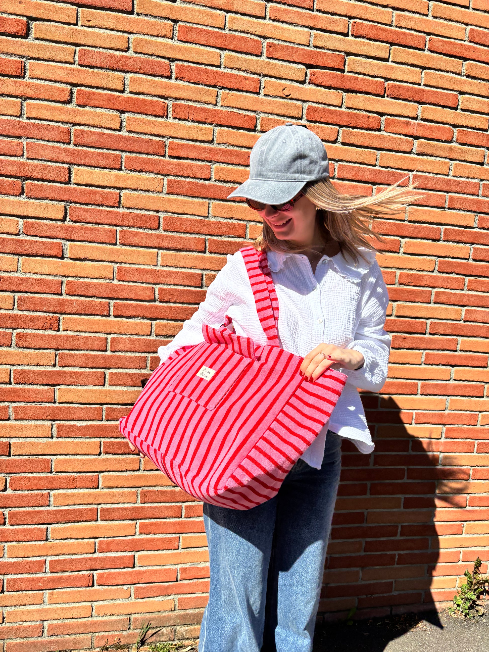 Sac femme en coton rayé, rose et rouge, spacieux et tendance, idéal pour la ville ou la plage.