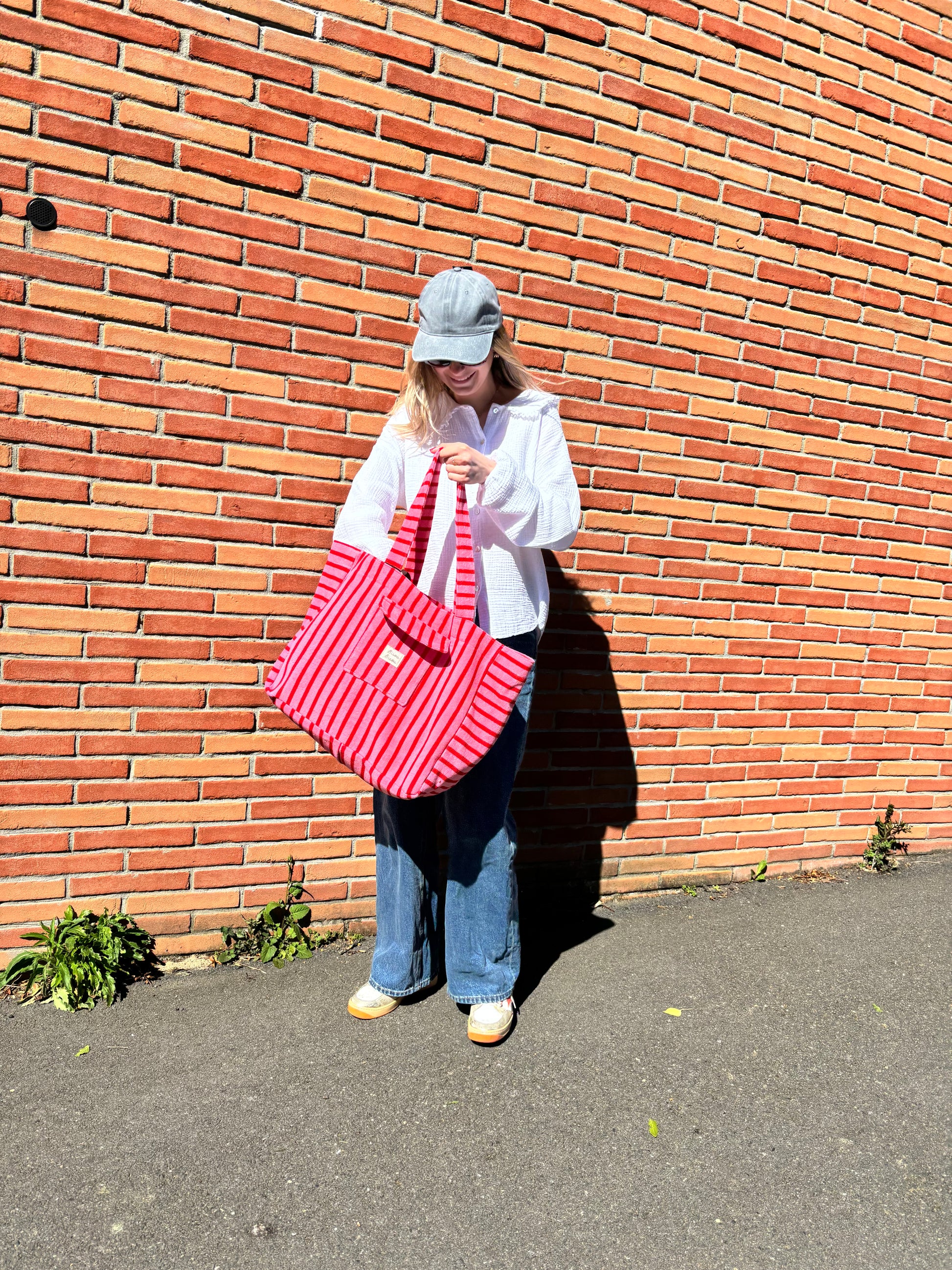 Sac en coton à rayures rose et rouge pour femme, design tendance et grande capacité pratique au quotidien.