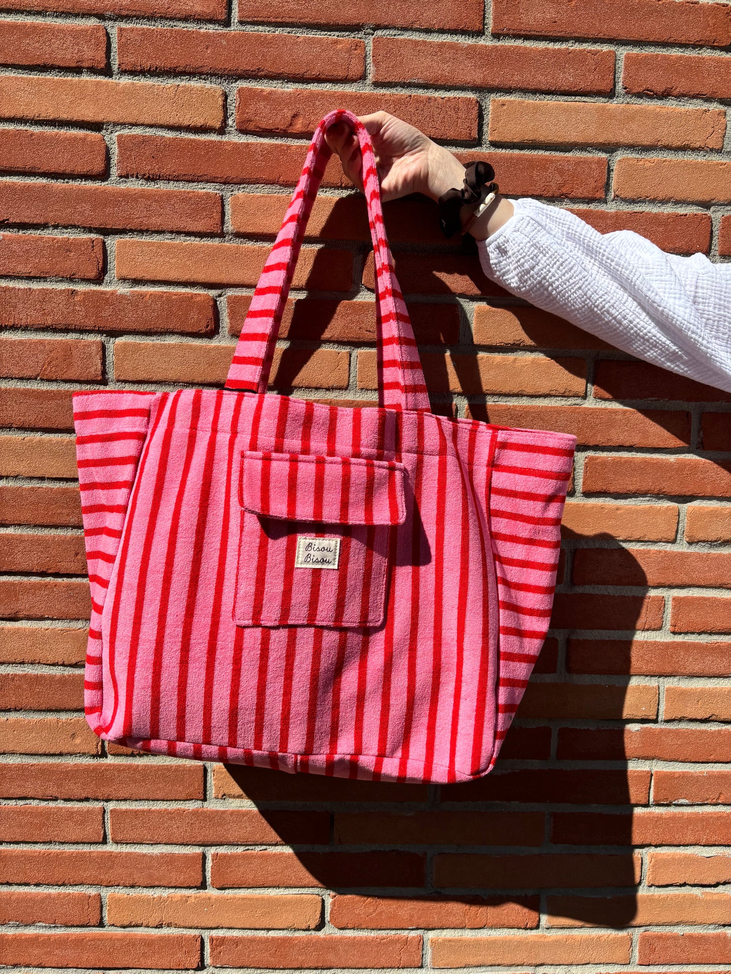 Grand sac en coton rayé rose et rouge, pratique et stylé, parfait pour femme moderne et tendance.