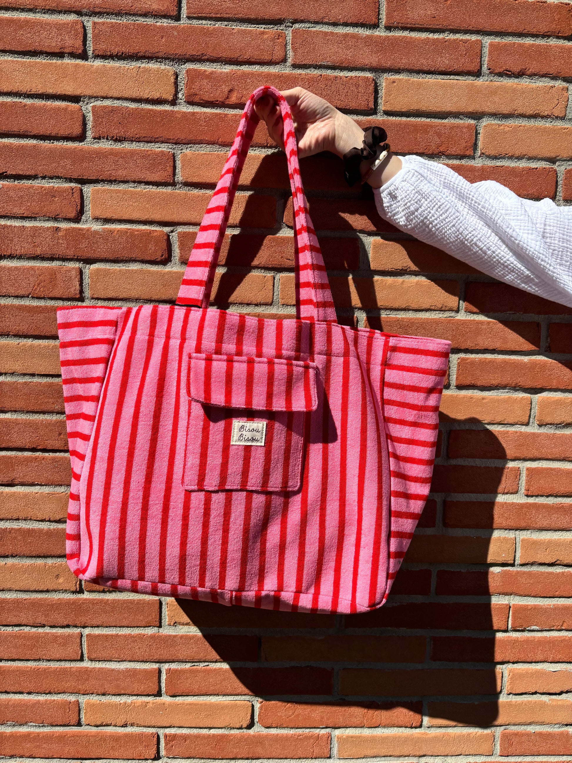 Grand sac en coton rayé rose et rouge, pratique et stylé, parfait pour femme moderne et tendance.