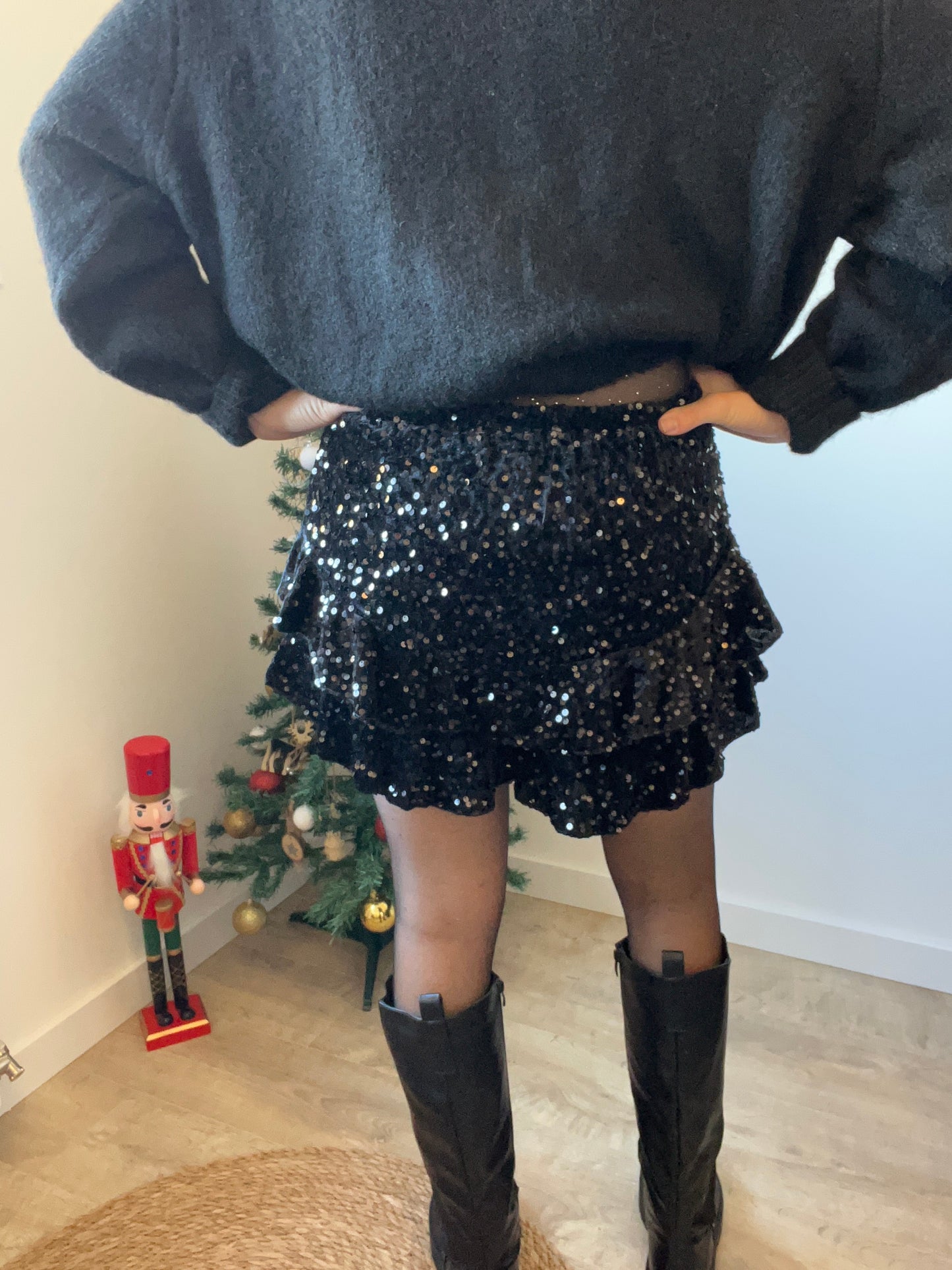 Short court pour femme idéal pour les tenues de fête à mettre avec des collants et des bottes pour un look festif 