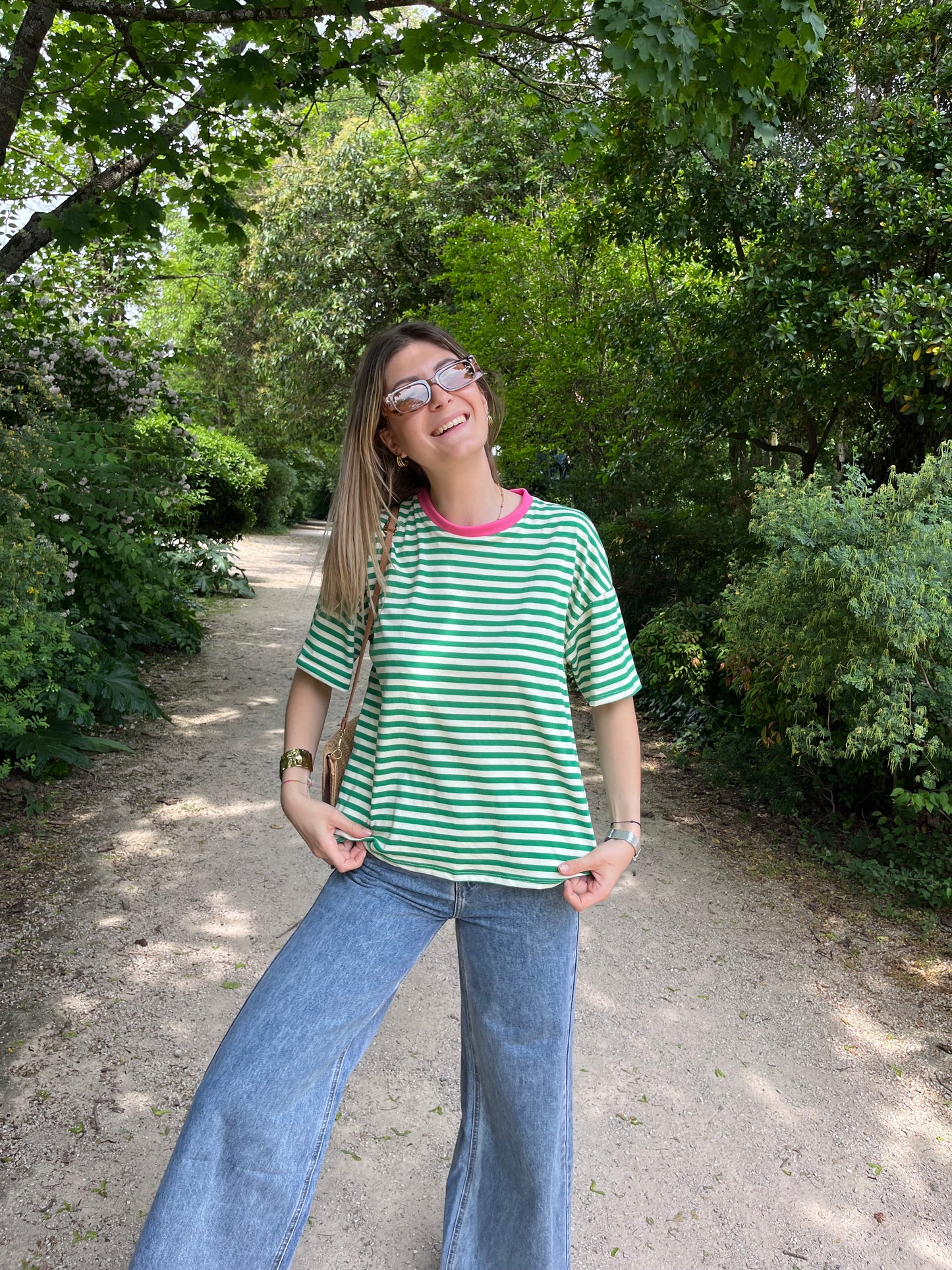 Allie confort et style avec ce t-shirt rayé vert et blanc. Son col rose ajoute une touche moderne et féminine.