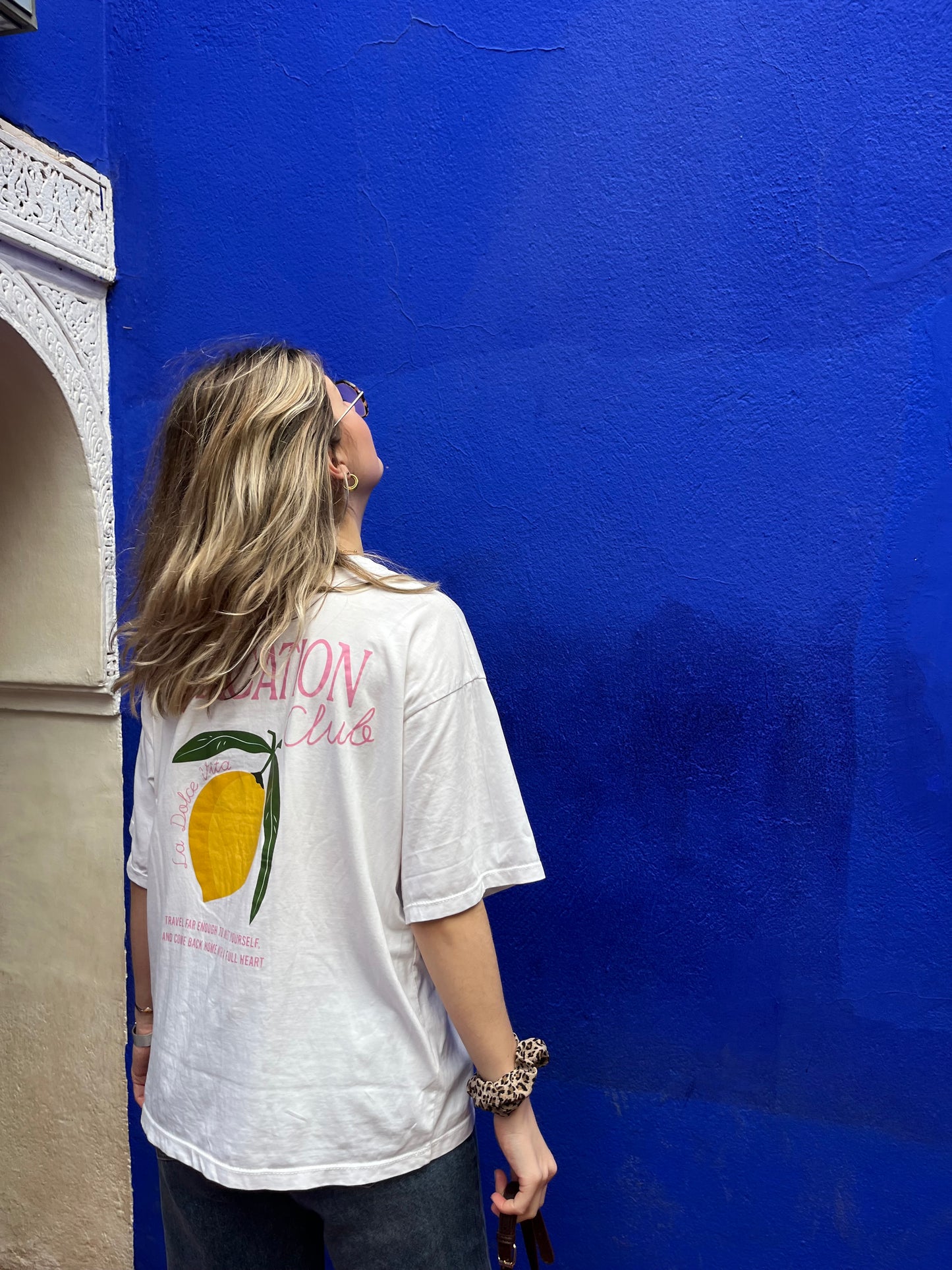 T shirt de couleur blanc pour femme manche courte avec motifs citron sur le devant et le derrière du t shirt 