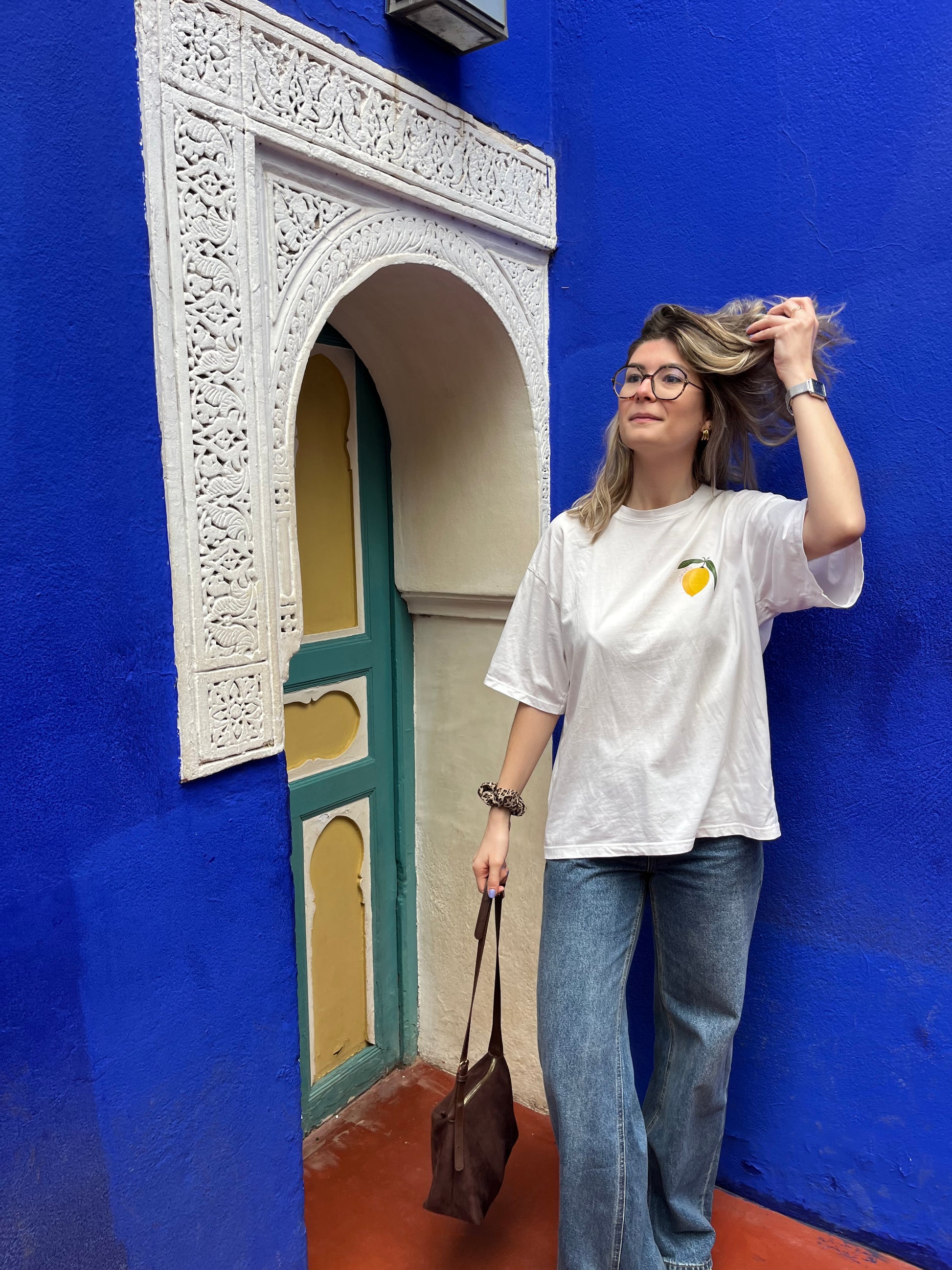 T shirt tendance pour femme de couleur blanc à motifs hyper tendance avec ses motifs et sa coupe oversize 