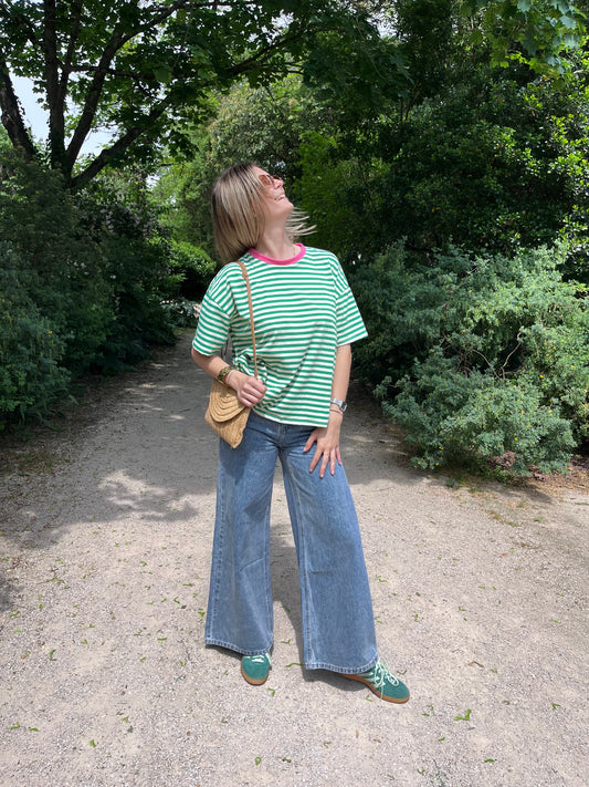T-shirt femme rayé vert et blanc en coton, avec manches courtes et col rose pour une touche fraîche et féminine.
