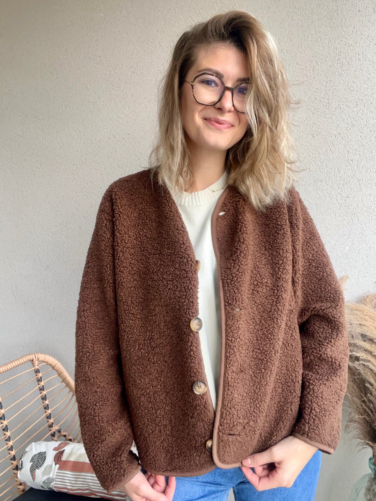 veste pour femme de couleur marron, très douce avec bouton sur le devant 