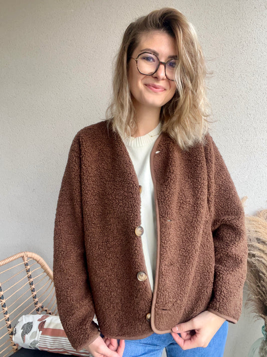 veste pour femme de couleur marron, très douce avec bouton sur le devant 