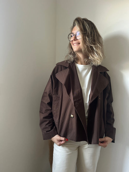 Veste style trench pour femme de couleur marron taille parfaitement bien 